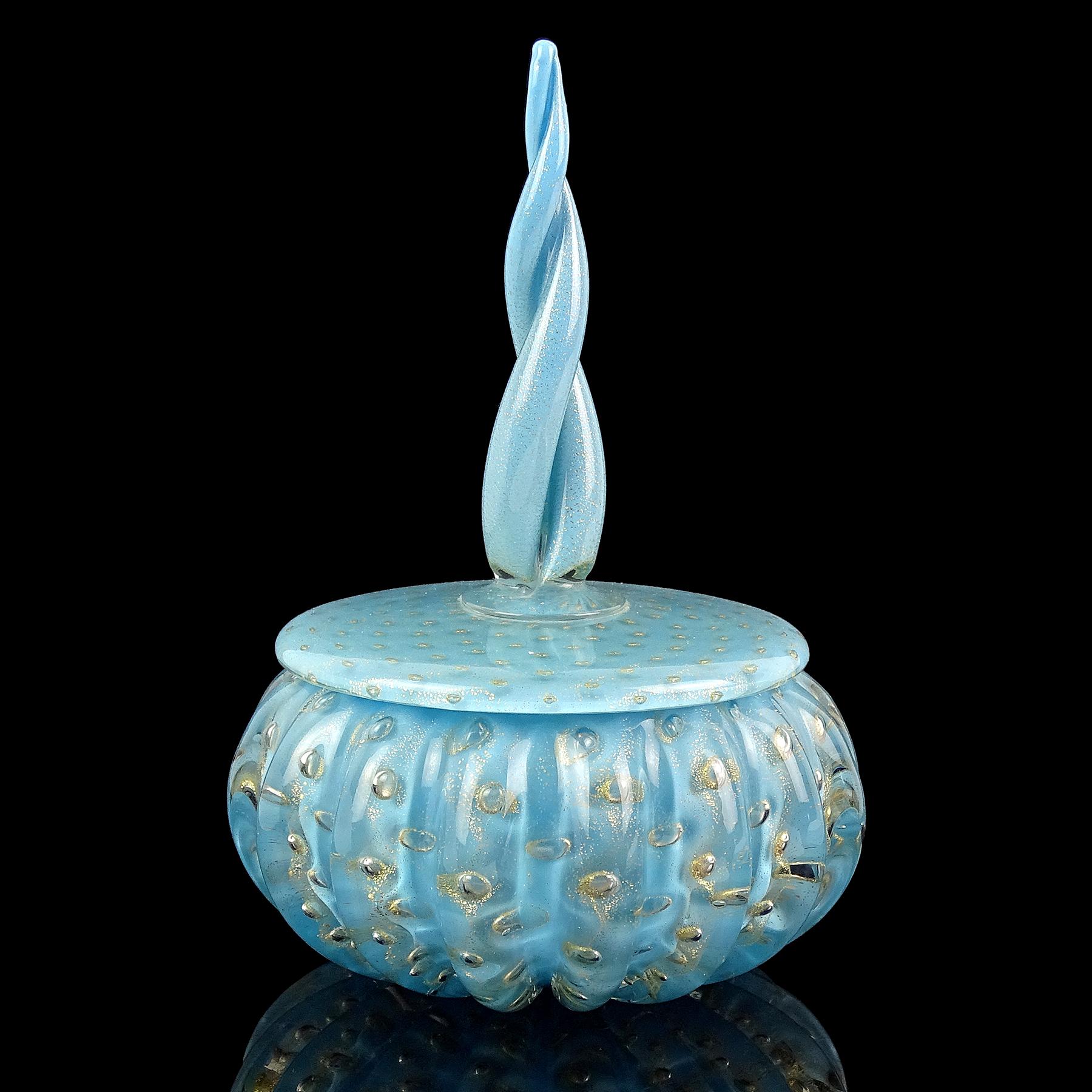 Magnifique vintage Murano soufflé à la main bleu, mouchetures d'or et bulles contrôlées verre d'art italien poudre / boîte à bijoux. Attribué au designer Alfredo Barbini, vers les années 1950. Le couvercle de la boîte est orné d'une pointe torsadée.