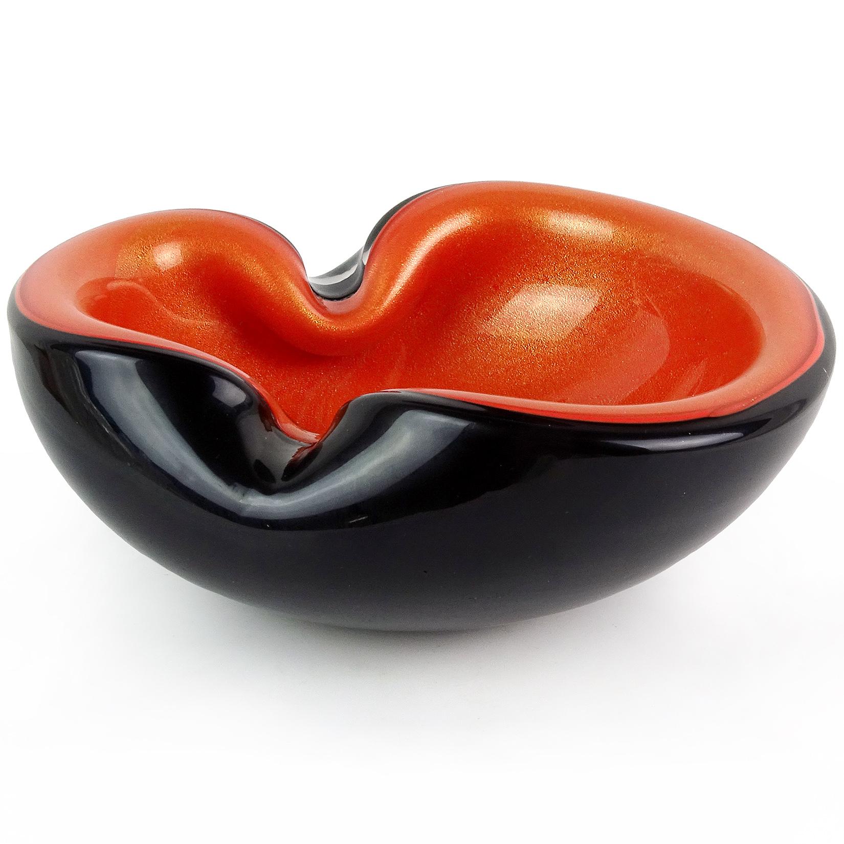 NUR 1 übrig! - Schöne Murano mundgeblasen schwarz:: persimmon orange und Goldflecken italienische Kunst Glasschale. Dokumentiert für den Designer Alfredo Barbini:: ca. 1950er Jahre. Die Schale ist etwas ungleichmäßig geformt:: hat Einkerbungen am