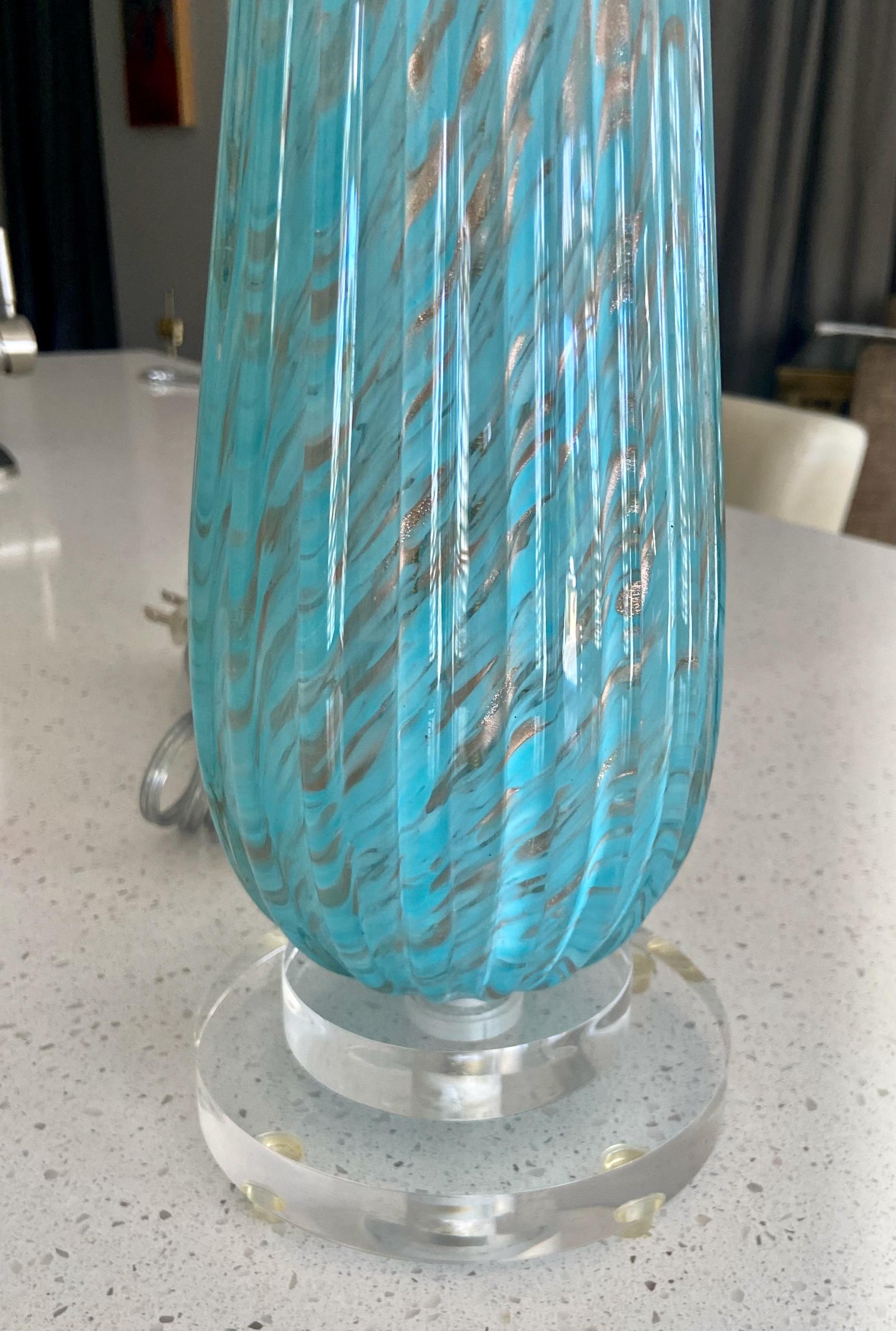 Lampe de bureau en verre de Murano côtelé bleu en cuivre de Barbini en vente 4