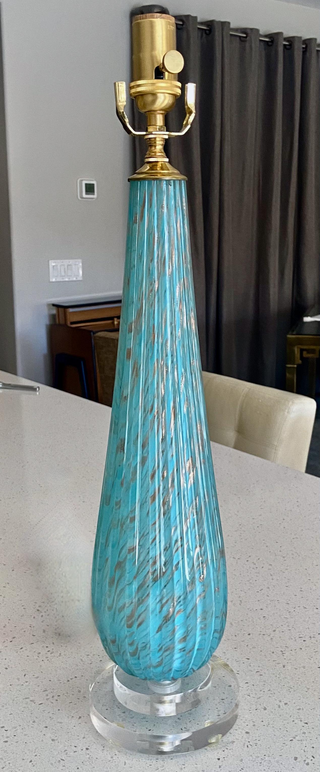 Lampe de bureau en verre de Murano côtelé bleu en cuivre de Barbini en vente 5