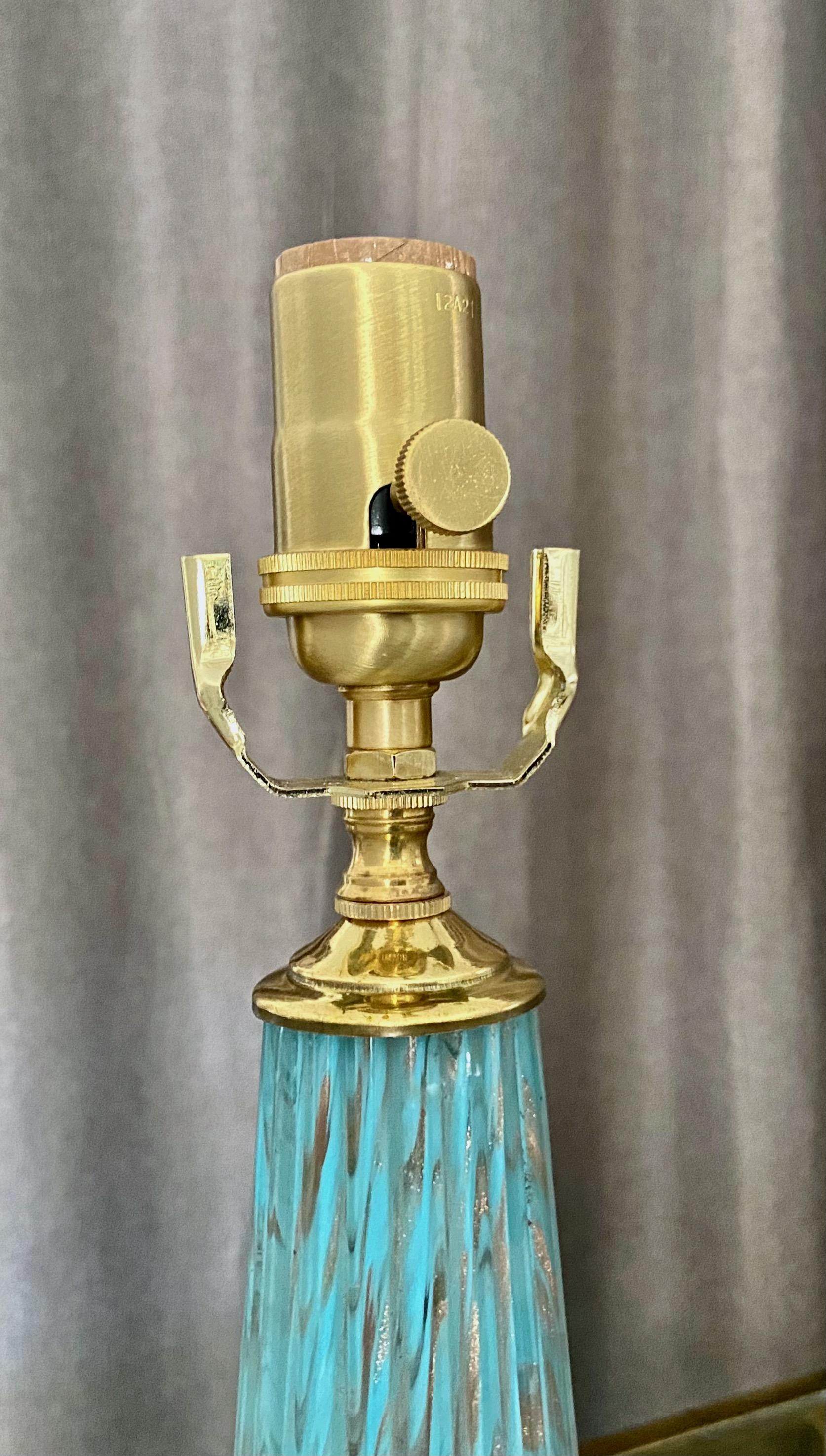 Lampe de bureau en verre de Murano côtelé bleu en cuivre de Barbini en vente 6