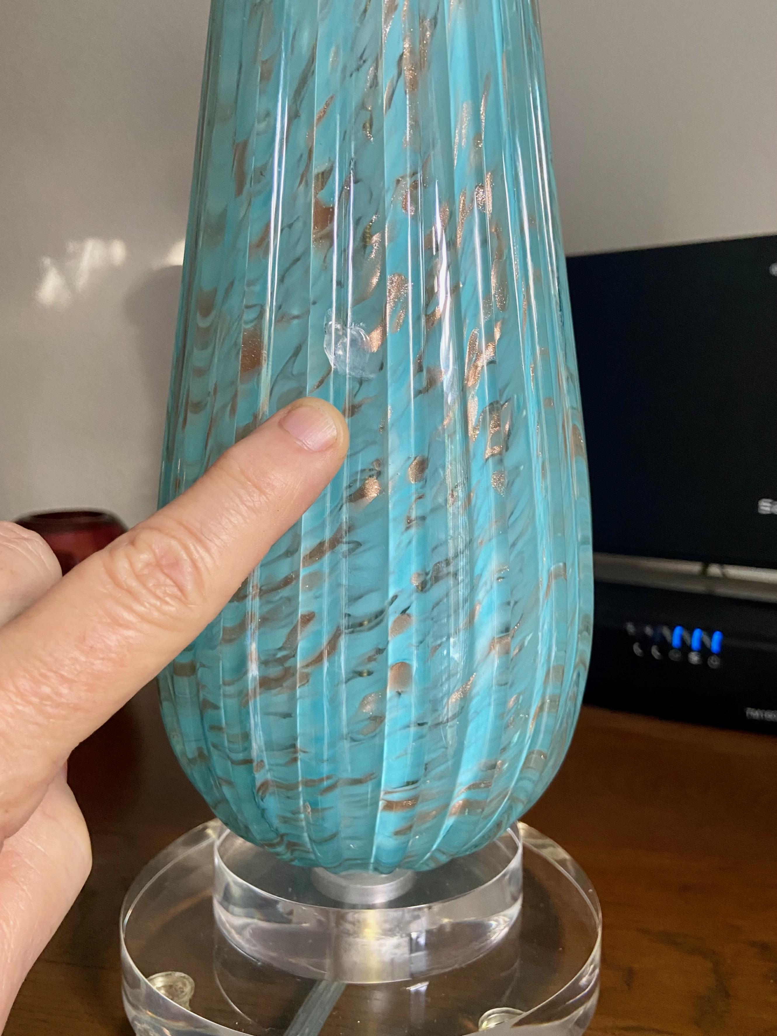 Lampe de bureau en verre de Murano côtelé bleu en cuivre de Barbini en vente 7