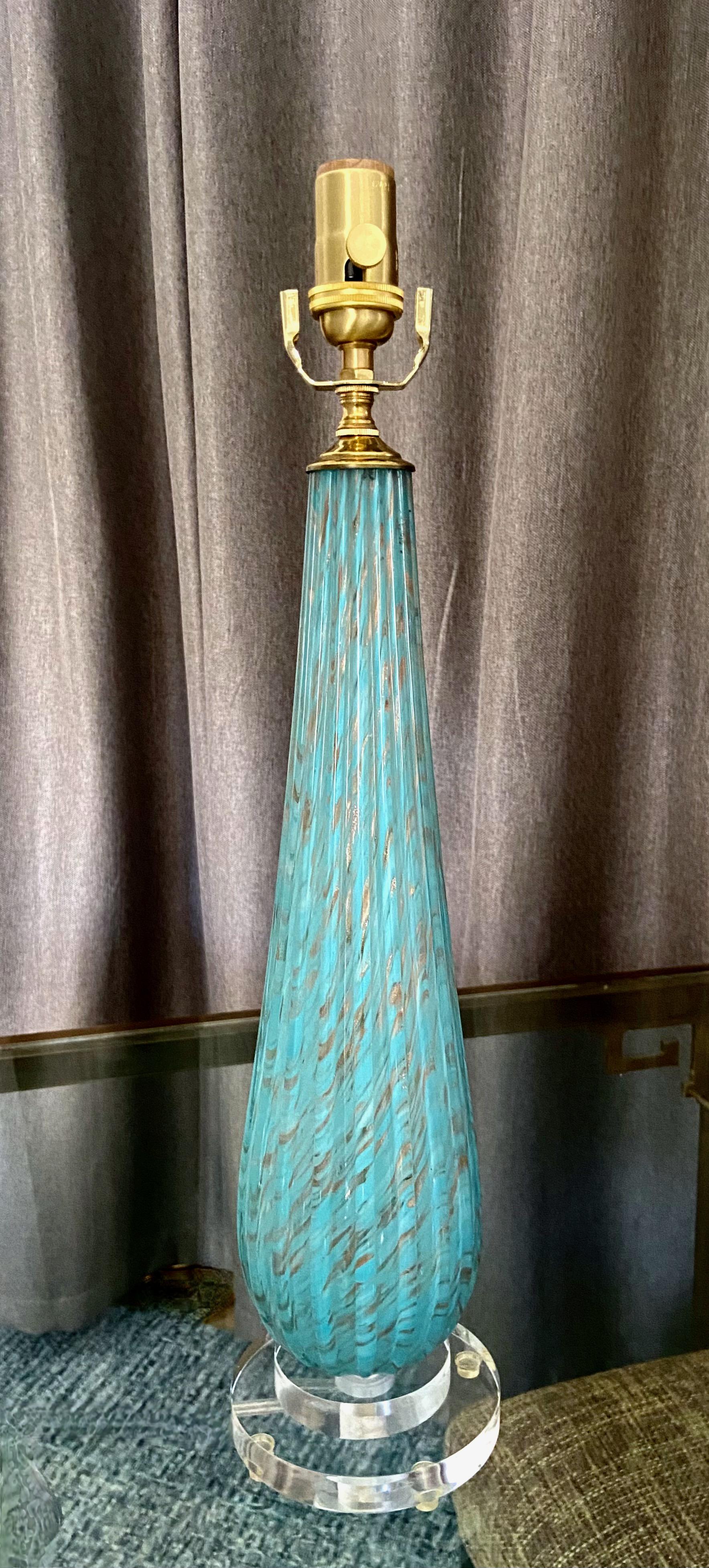 Lampe de bureau en verre de Murano côtelé bleu en cuivre de Barbini en vente 8