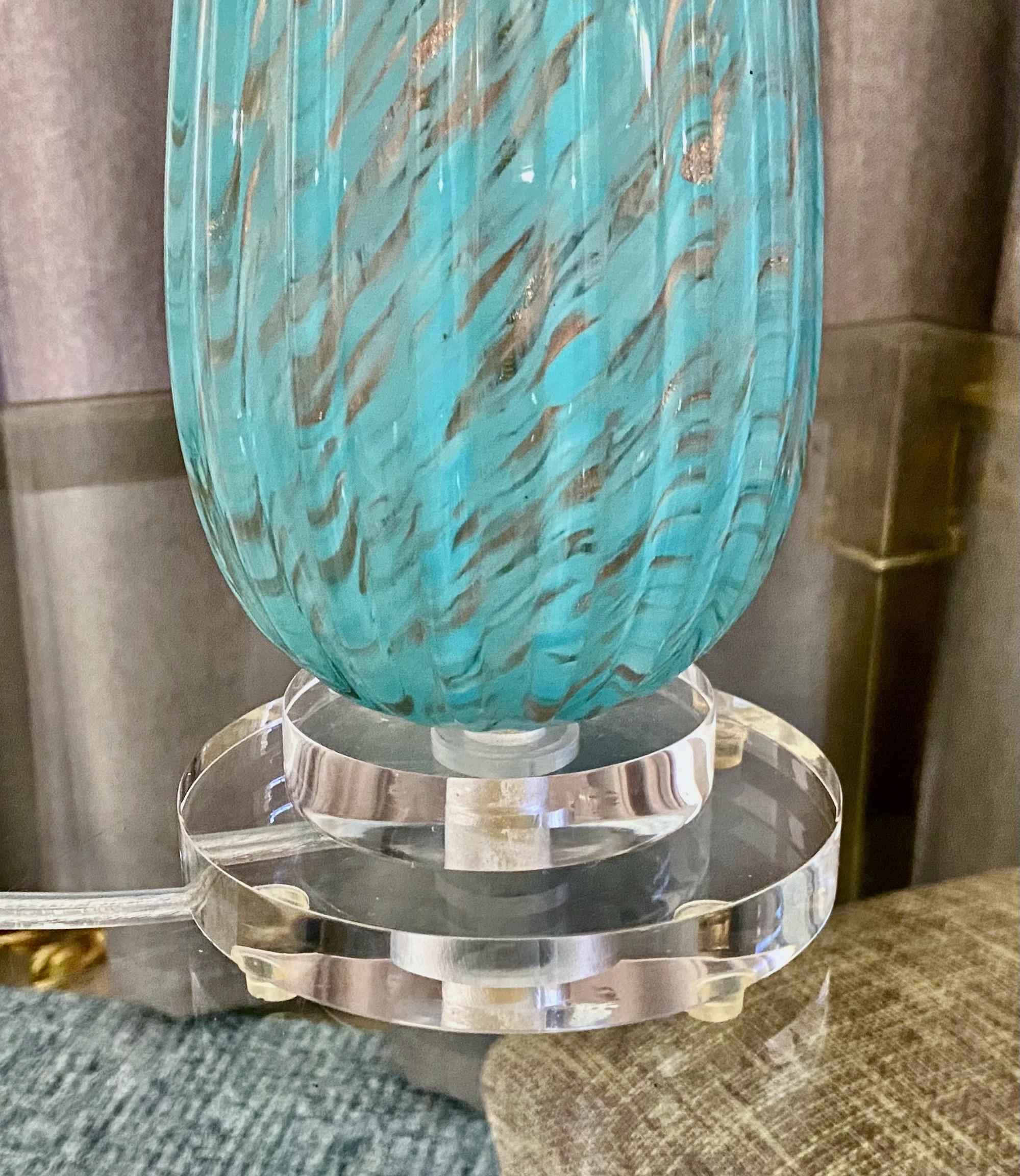 Milieu du XXe siècle Lampe de bureau en verre de Murano côtelé bleu en cuivre de Barbini en vente