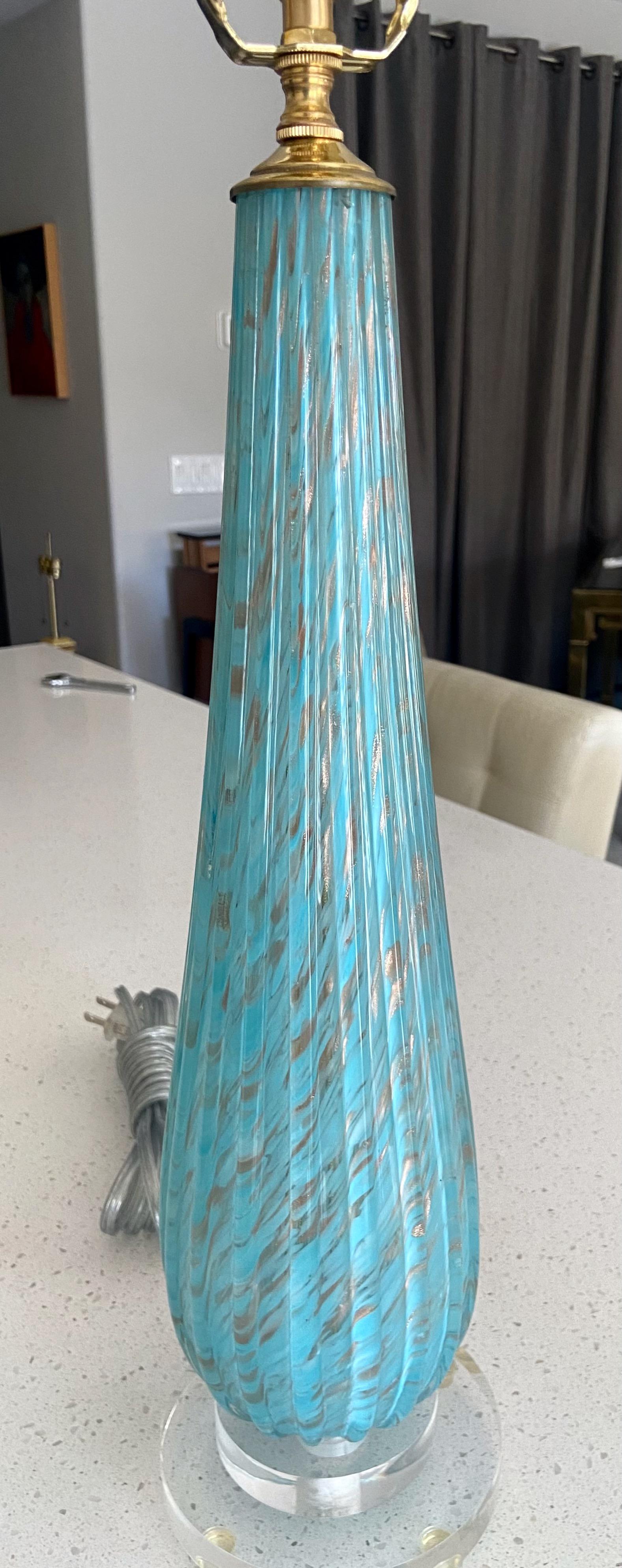 Lampe de bureau en verre de Murano côtelé bleu en cuivre de Barbini en vente 1
