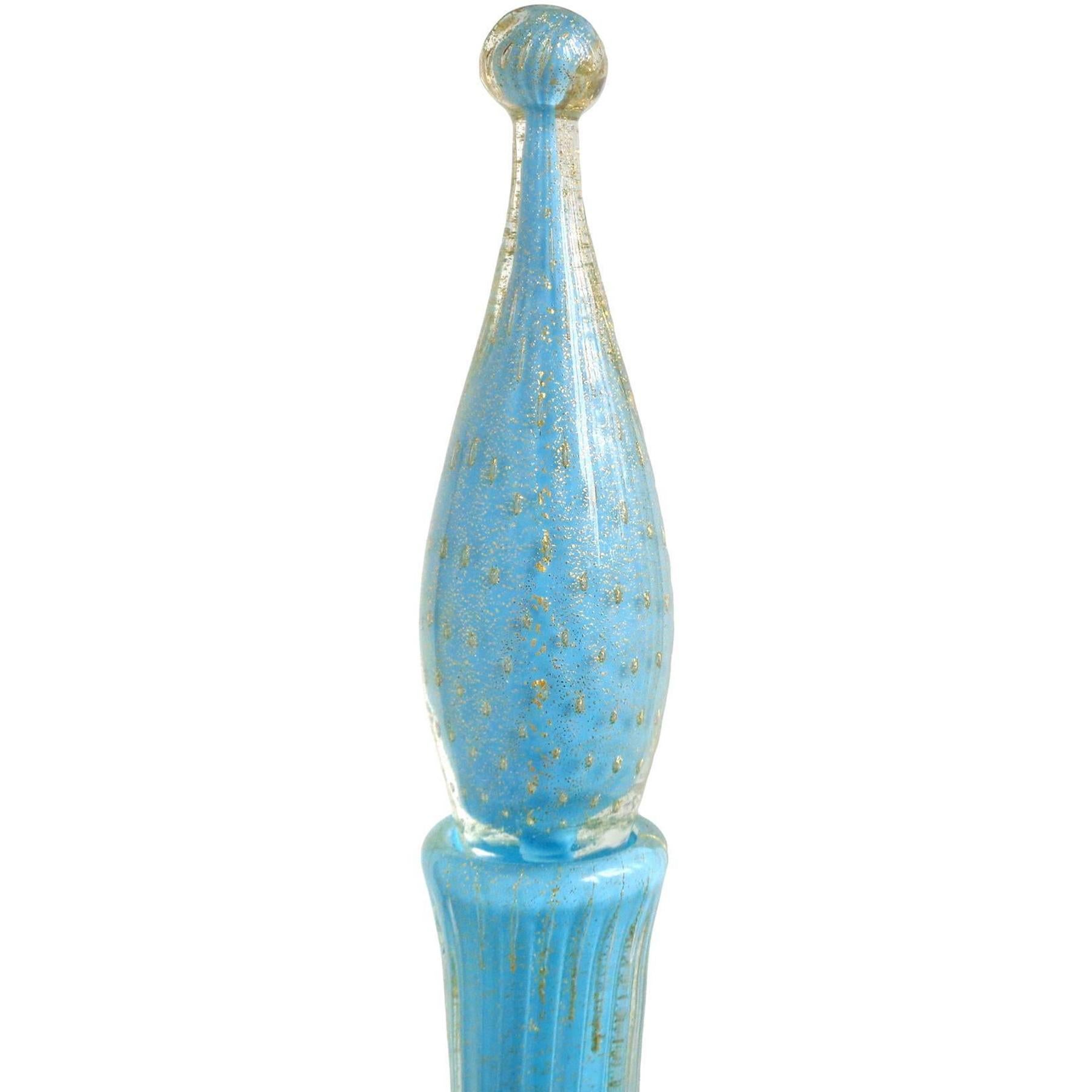 Precioso y alto decantador vintage de cristal artístico italiano de Murano soplado a mano de color azul cielo, con burbujas controladas y motas doradas. Documentado al diseñador Alfredo Barbini, hacia la década de 1950. Publicado en su catálogo. El