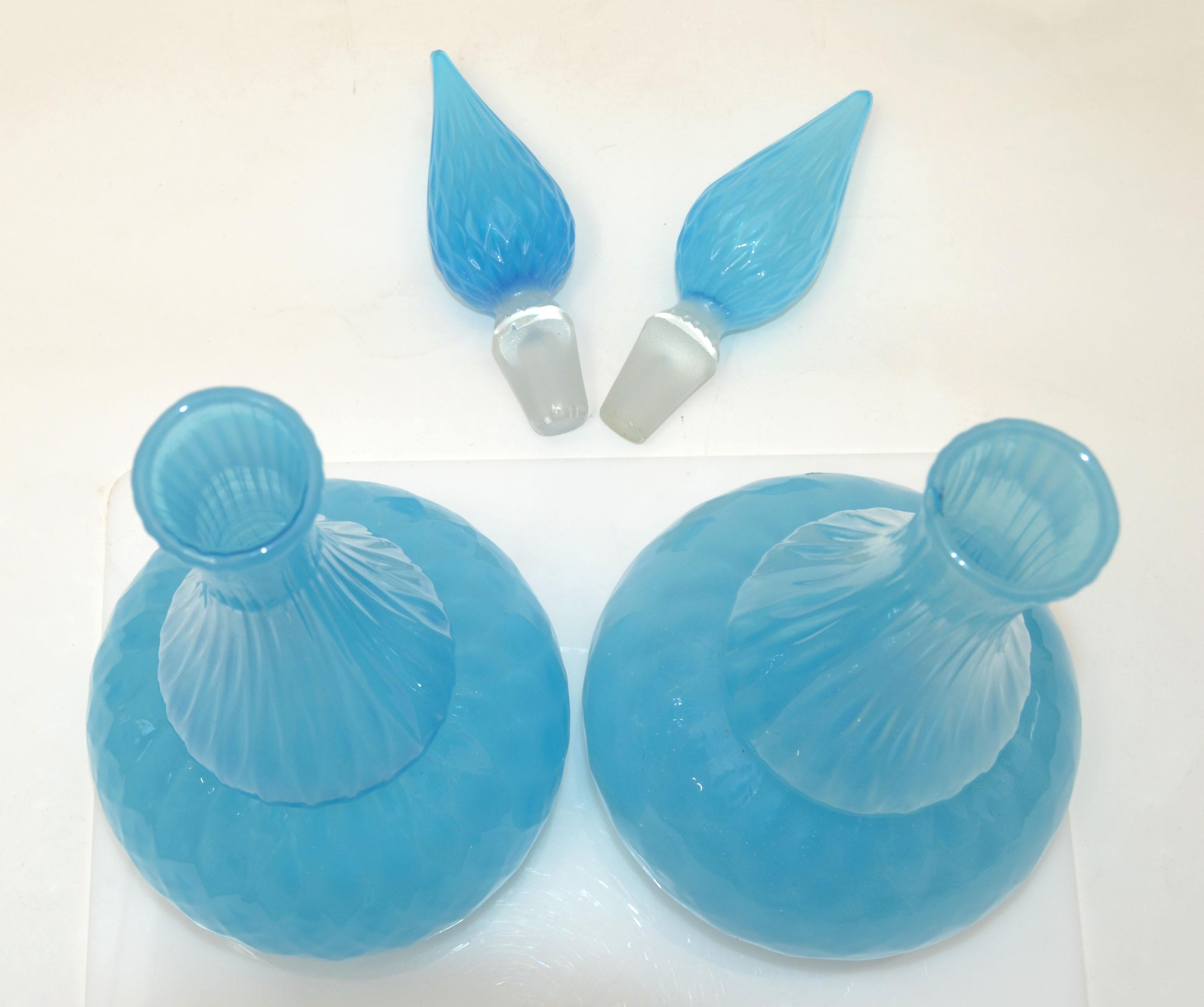 Barbini Murano Facettiertes hellblaues Kunstglasgefäß Dekanter mit Stopfen, Paar im Angebot 1