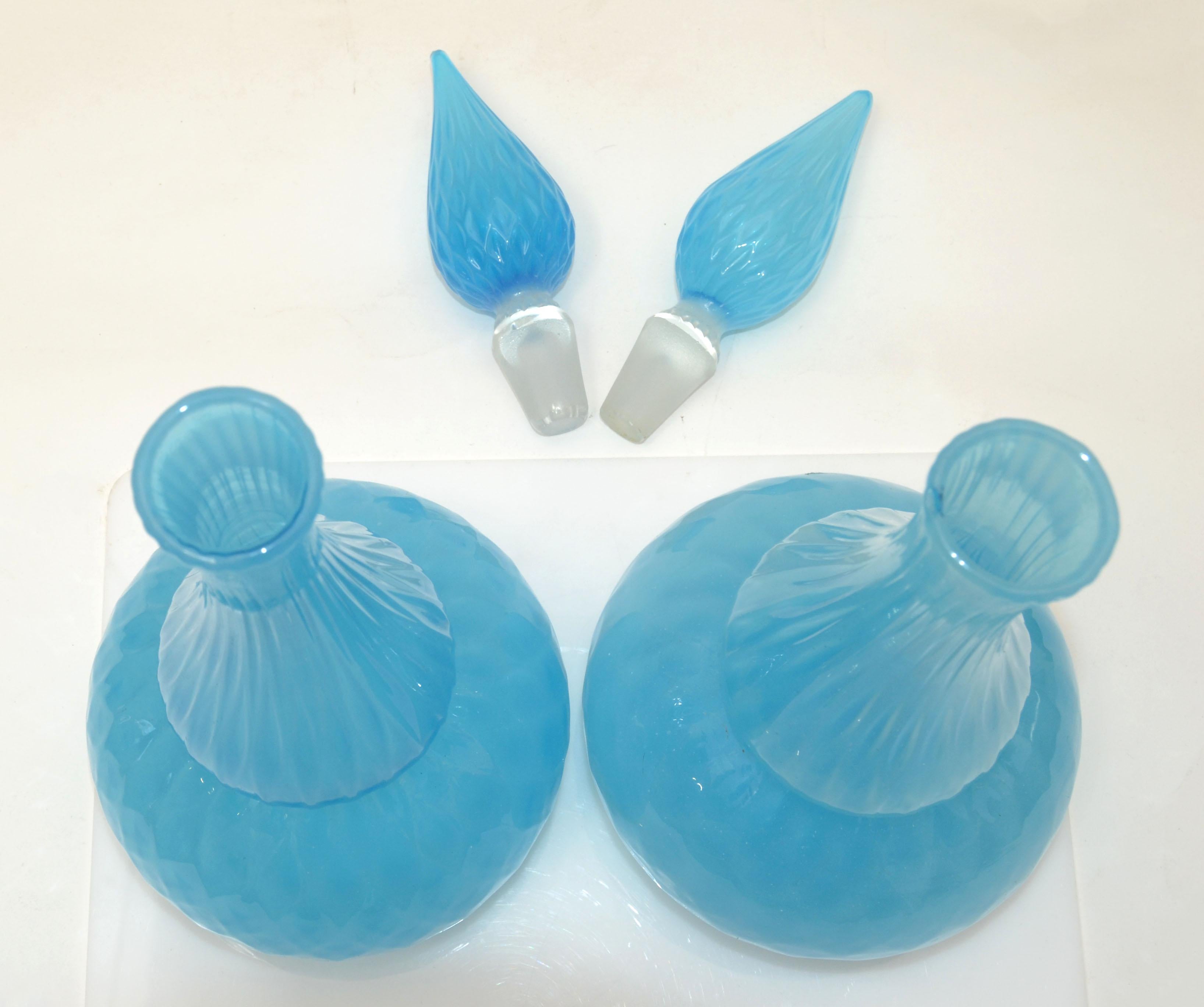 Barbini Decantador de cristal artístico azul claro facetado de Murano con tapón, Pareja en venta 1