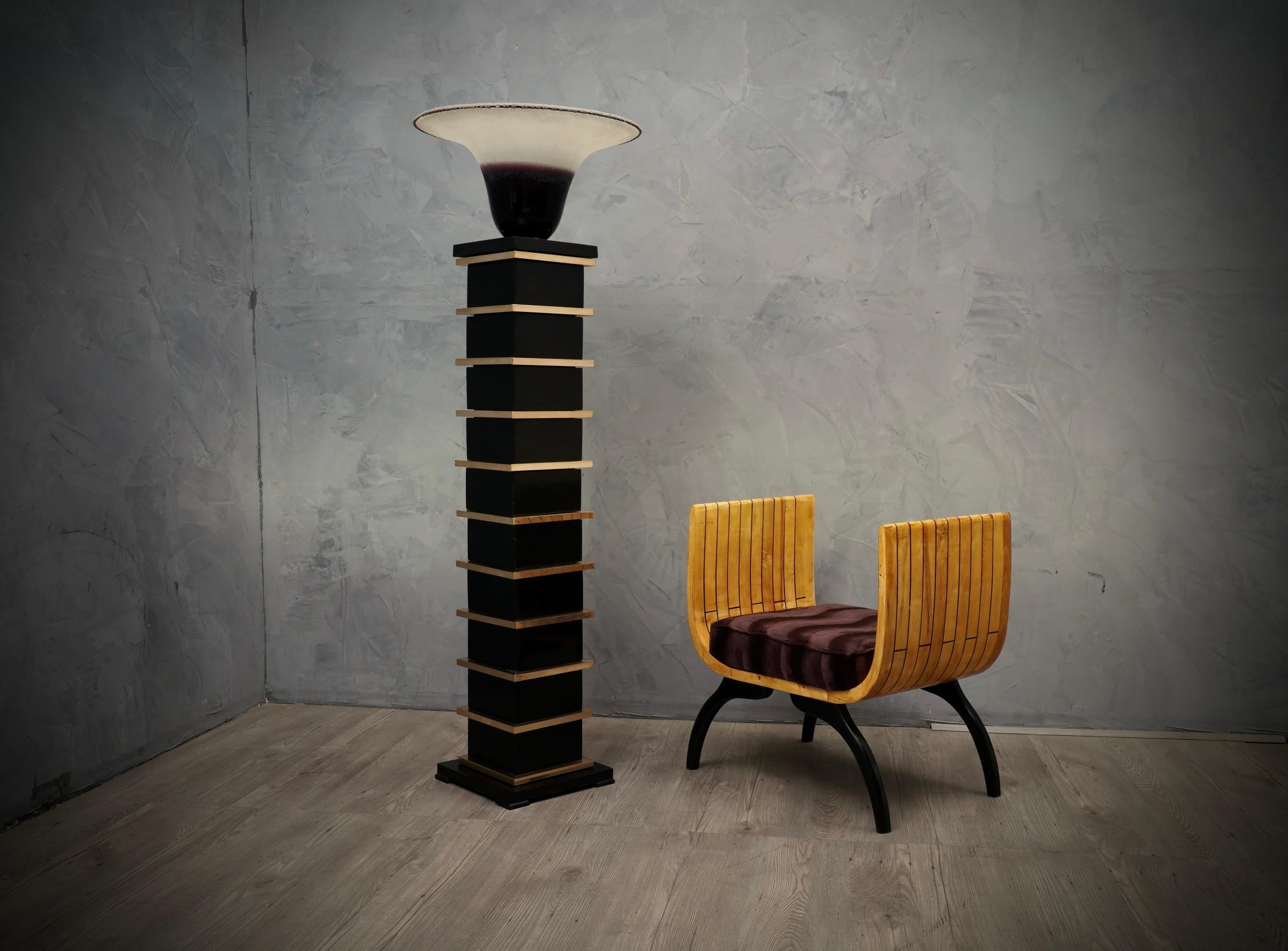 Lovely and fine floor lamp with glass mounting signed by Barbini Murano, with a very particular appearance due to the large cup placed on a black wooden and brass base. The Murano furnaces create a glass with an indisputable timeless design.

The