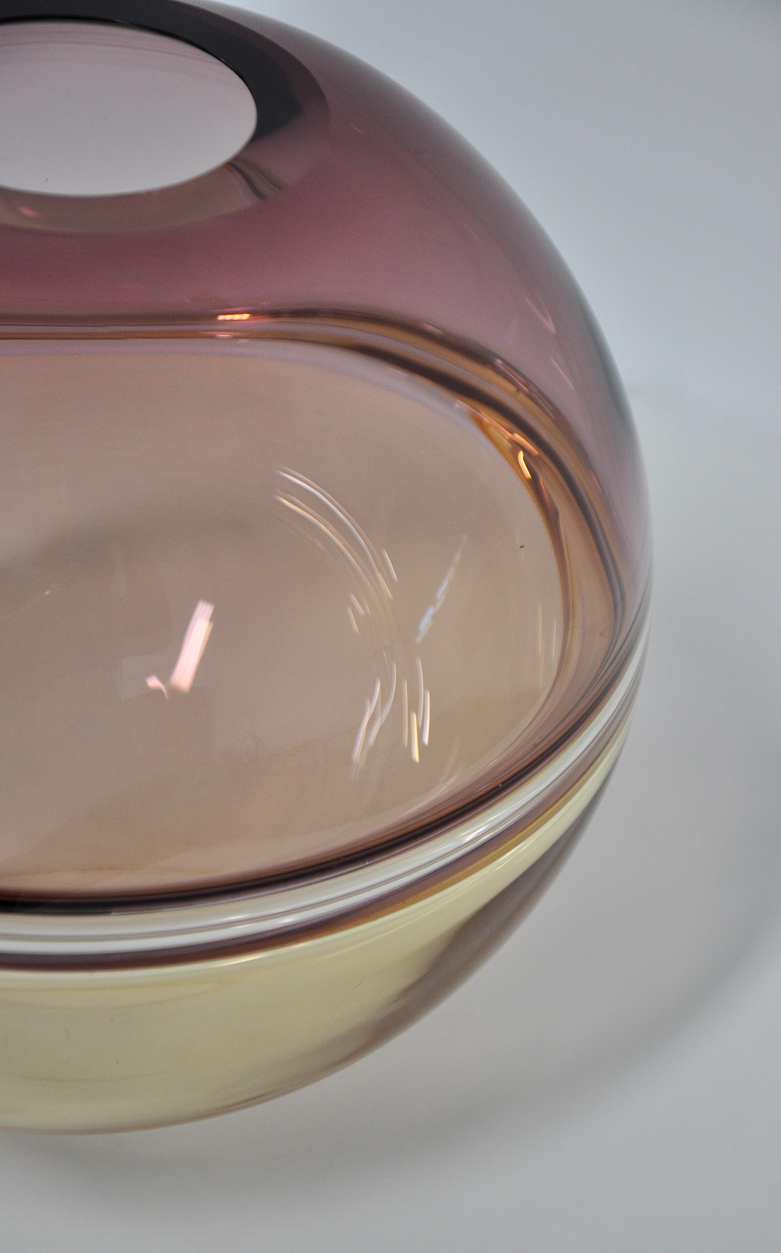 Rare Italian midcentury modern art glass round vase designed by Alfredo Barbini, dating from the 1960s. The large light purple pink or pale lilac and light honey or buttercream yellow spherical vase masterfully executed with the incalmo technique in