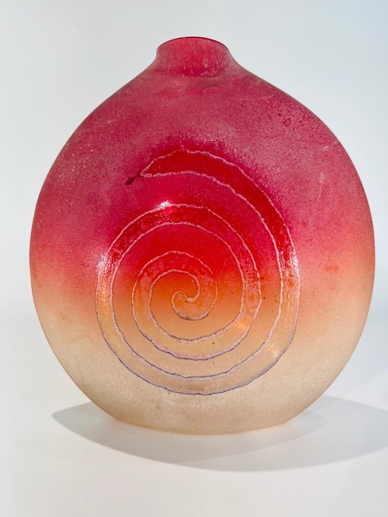 Incroyable vase BARBINI en verre de Murano rouge avec collation circa 1970.