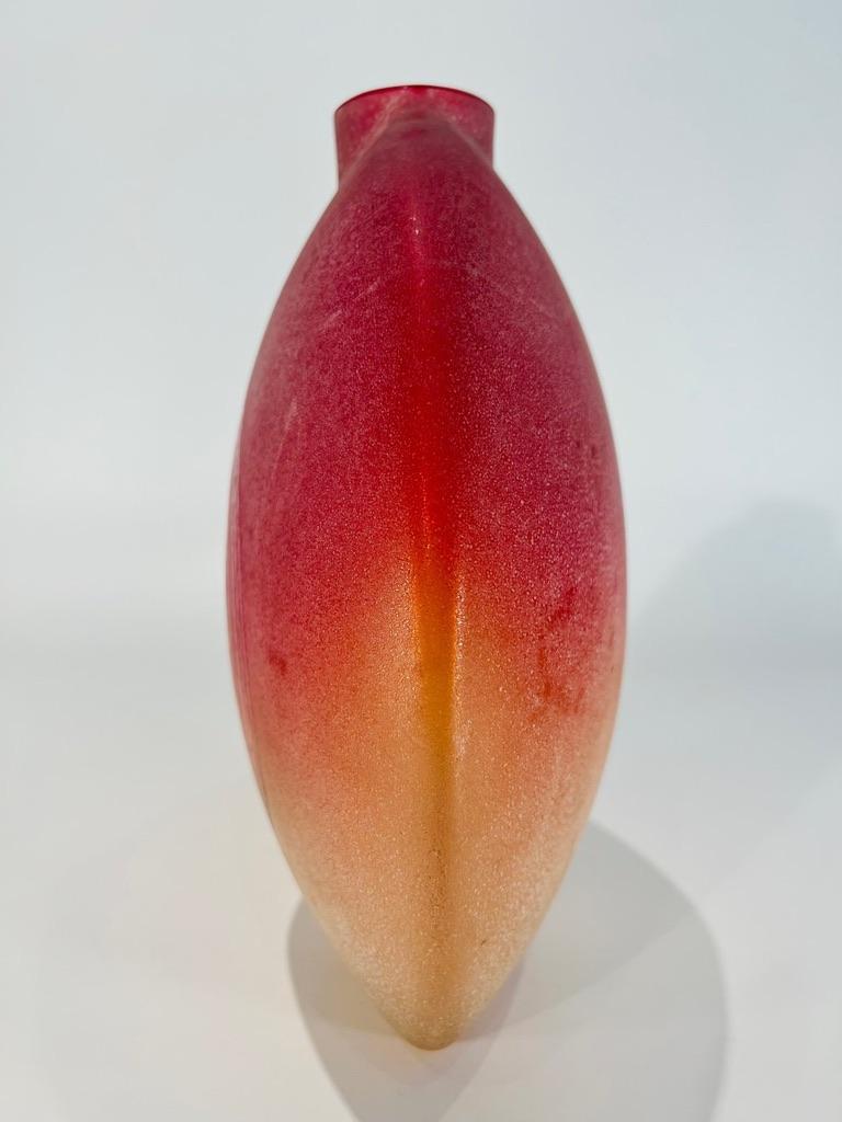 Mid-Century Modern Vase en verre de Murano rouge avec collation circa 1970. en vente