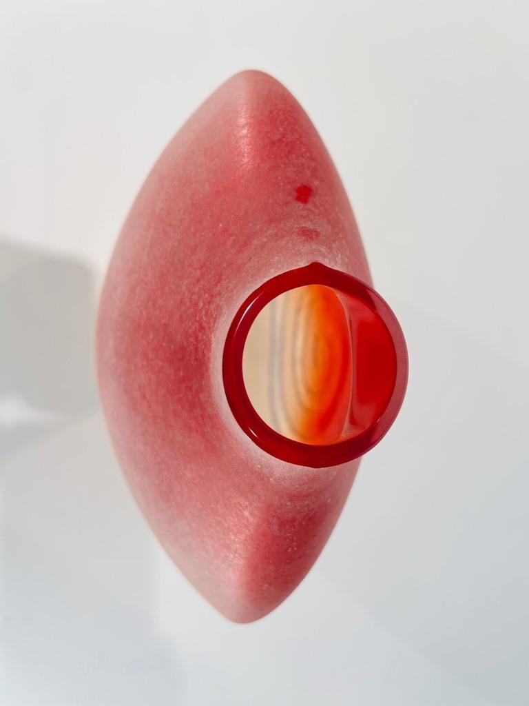 Autre Vase en verre de Murano rouge avec collation circa 1970. en vente