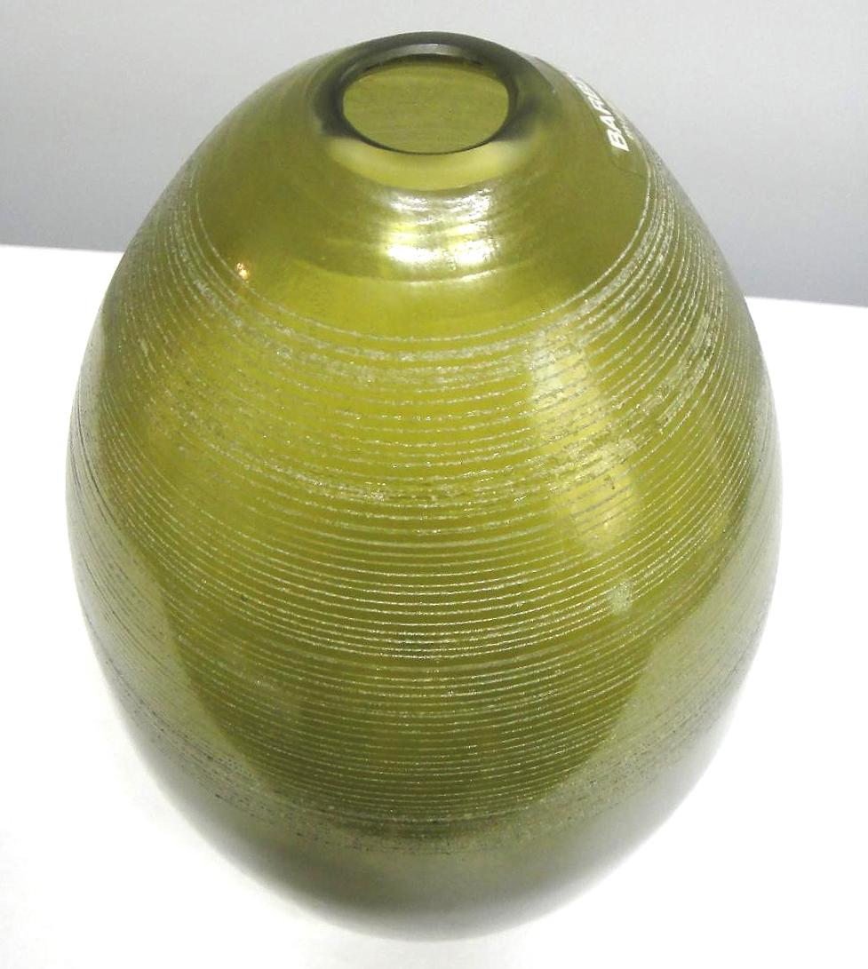 Barbini Murano Glas Vase

Zum Verkauf angeboten wird eine große Vase aus Murano-Glas von Barbini. Alfredo Barbini, ein Glaskünstler, der 1912 auf den Inseln von Murano in der Lagune von Venedig geboren wurde, war eine der führenden Persönlichkeiten