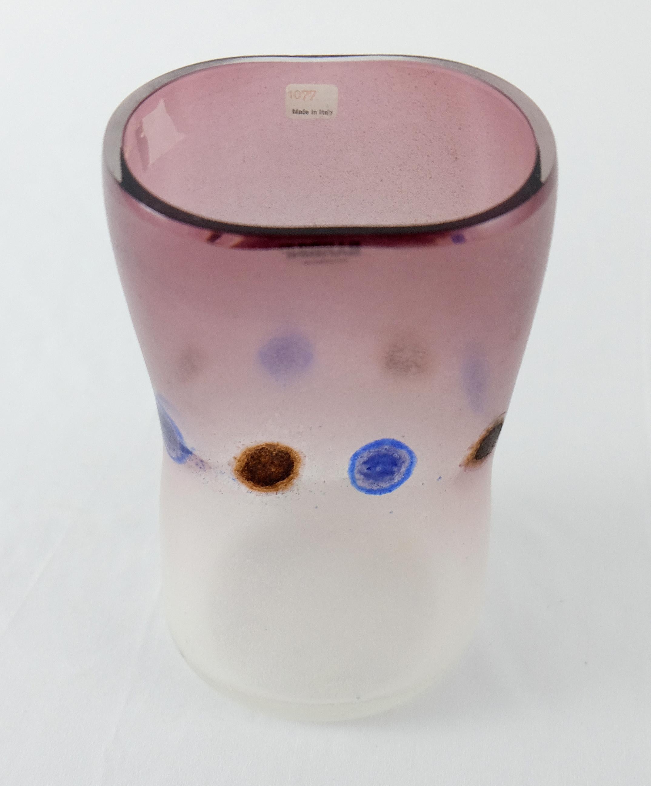 Barbini Vase aus Muranoglas mit Tupfen

Zum Verkauf angeboten wird eine mundgeblasene Vase aus Muranoglas in lila bis lila von Barbini. Die Vase ist mit einem Band aus eingeschmolzenen Glaspunkten umgeben. Die Vase trägt noch das Etikett des