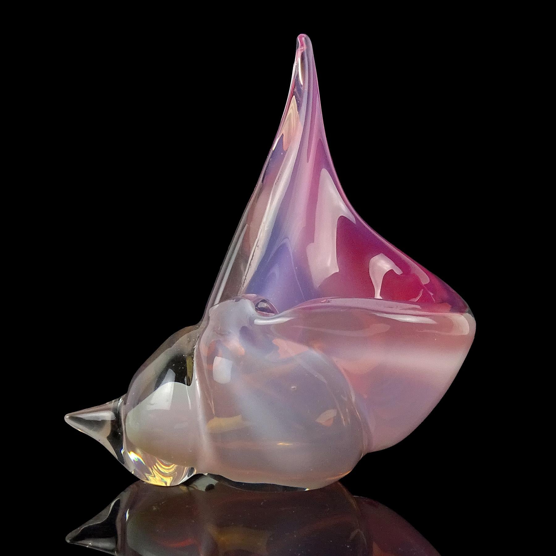Magnifique sculpture / cendrier en verre italien opalescent rose à blanc, soufflé à la main à Murano. Document remis au designer Alfredo Barbini, vers les années 1950-1960, et publié dans son catalogue. La couleur passe du rose foncé le long du bord