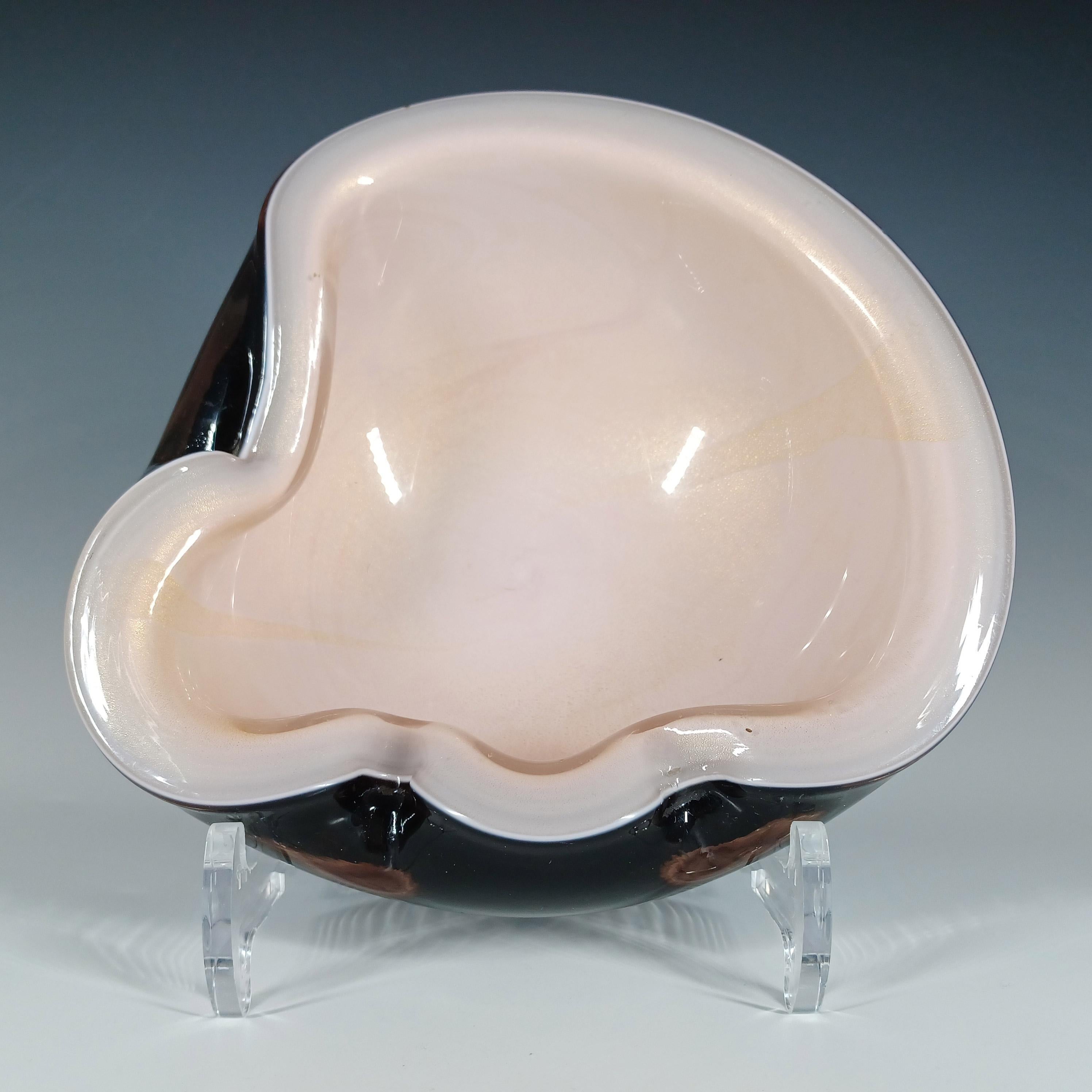 Ecco una meravigliosa e pesantissima ciotola posacenere in vetro veneziano a forma libera degli anni 1950/60 (1,8 kg non imballata), realizzata sull'isola di Murano, vicino a Venezia. Realizzato da Barbini, non marcato, ma questo disegno può essere