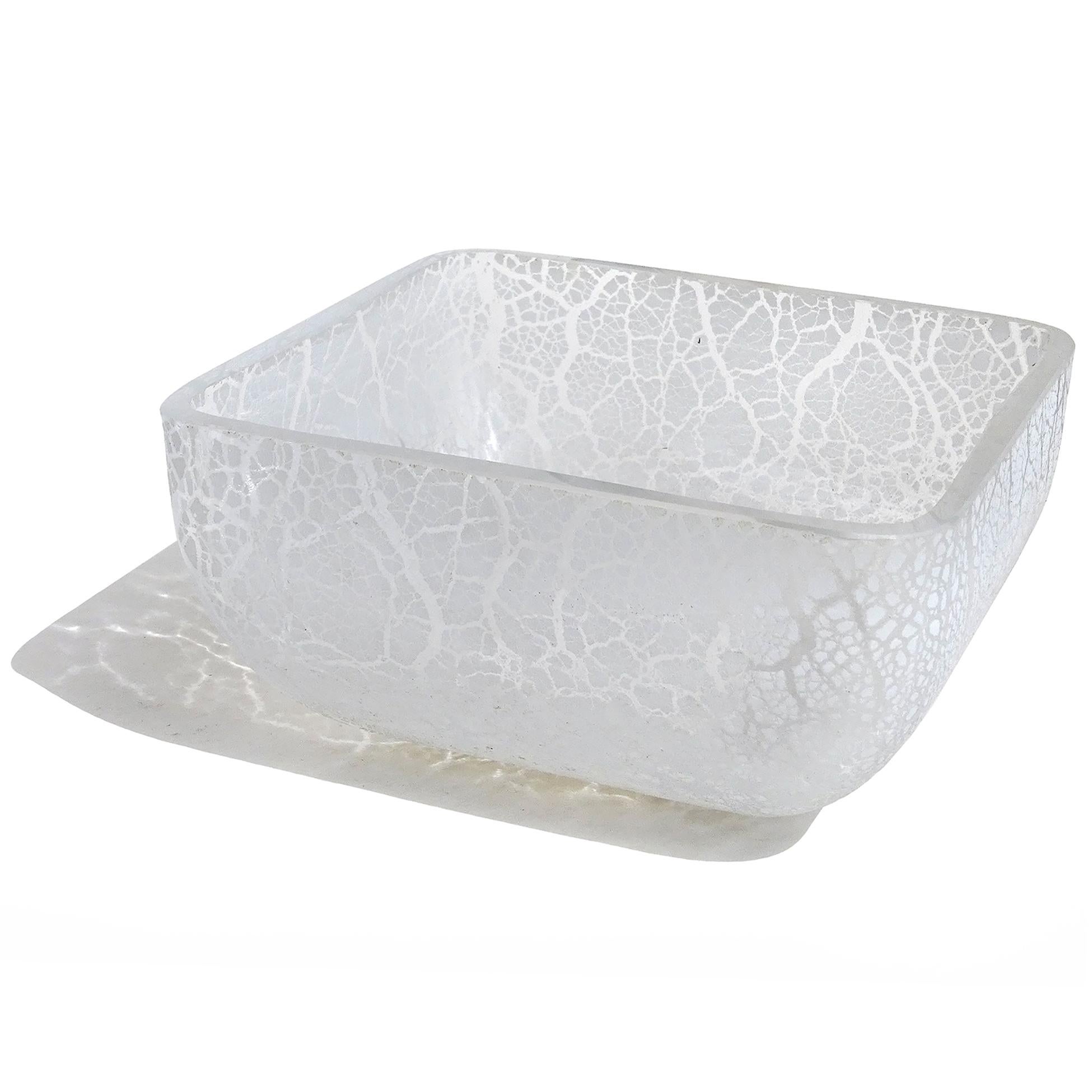 Mid-Century Modern Bol à bonbons en verre d'art italien signé Murano, texture de surface blanche Scavo en vente