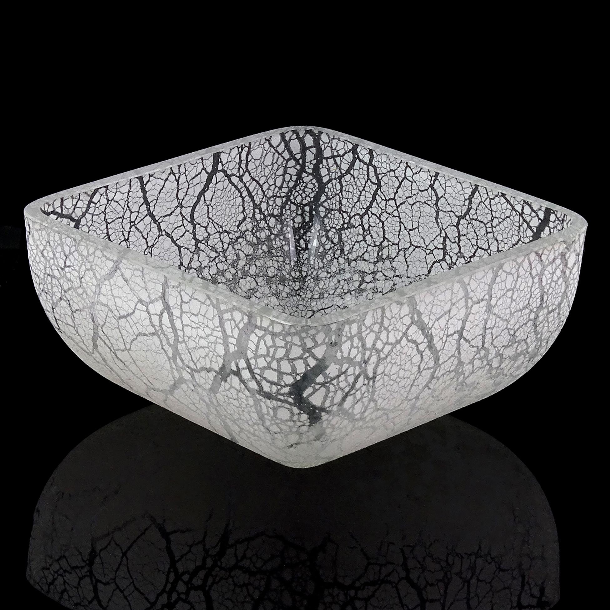 Fait main Bol à bonbons en verre d'art italien signé Murano, texture de surface blanche Scavo en vente