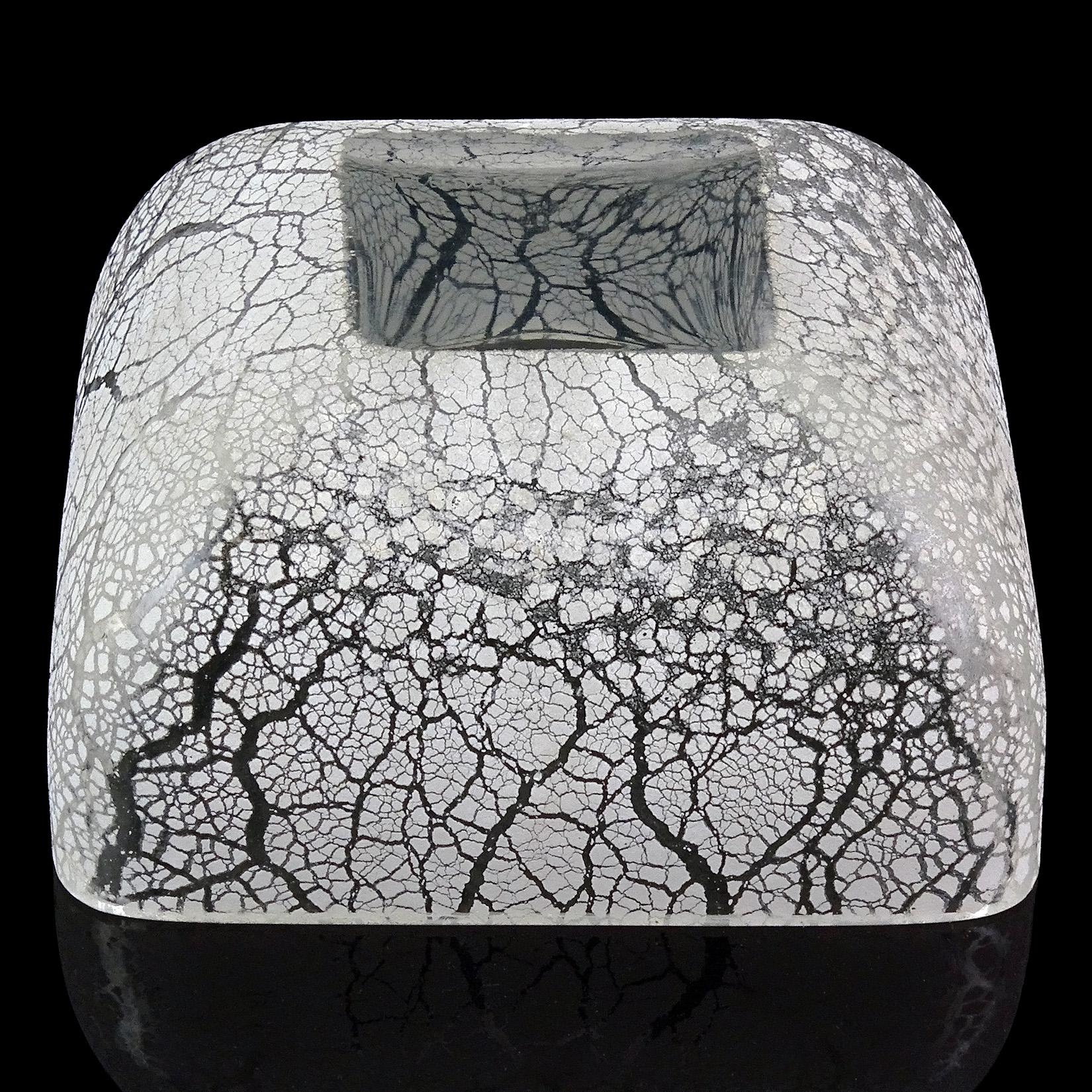 Candy Bowl aus italienischem Muranoglas mit weißer Scavo-Oberflächenstruktur von Barbini, signiert (20. Jahrhundert) im Angebot