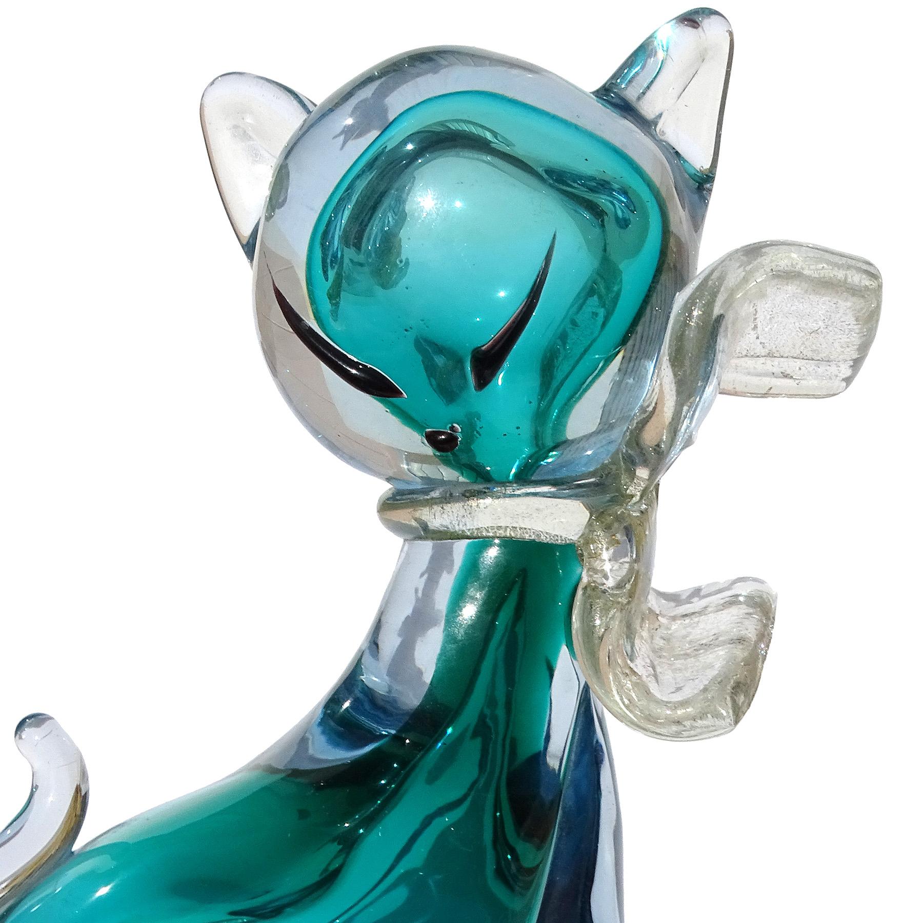 Bellissima statuetta di gatto in vetro artistico italiano di Murano Glass Sommerso soffiato a mano, di colore blu acqua e chiazze d'oro. Documentato al designer Alfredo Barbini, intorno agli anni 1950-60. Ho posseduto diversi gatti con le etichette
