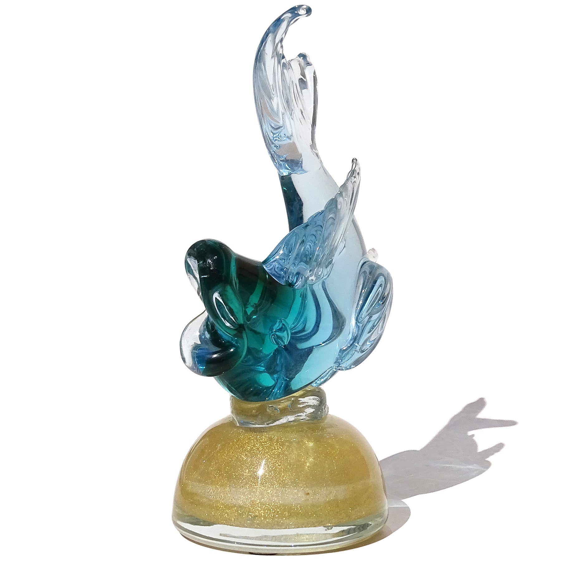 Magnifique sculpture de poisson en verre soufflé à la bouche de Murano, vert à bleu et mouchetures d'or, sur piédestal. D'après les documents, il s'agit du maître verrier et designer Alfredo Barbini, vers les années 1950-60. Publié dans son