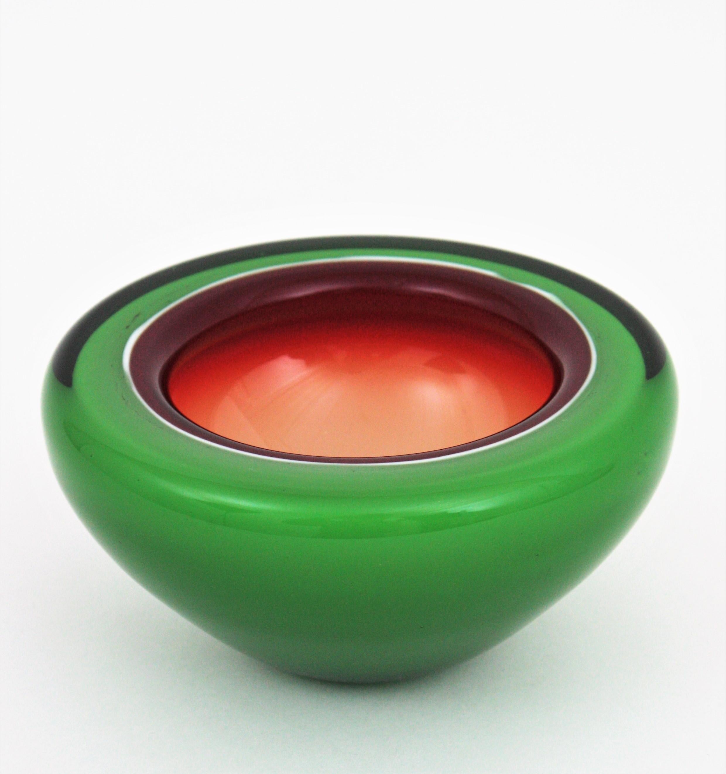 Barbini Murano Sommerso Green Garnet White Geode Art Glass Bowl / Ashtray In Good Condition For Sale In Barcelona, ES