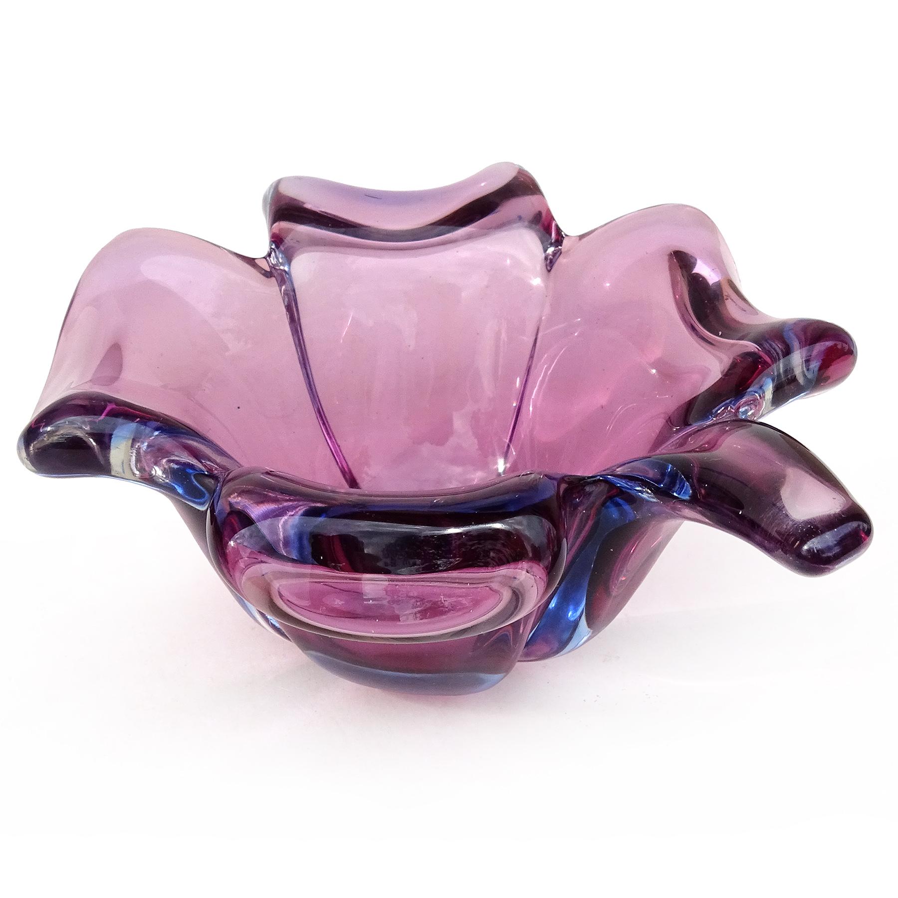 Beautiful vintage Murano hand blown Sommerso purple and blue Italian art glass 4 leaf clover shaped bowl, trinket / ring dish. Attributed to designer Alfredo Barbini, circa 1950-1960. The bowl has big folded over petals, with a stem that can be used