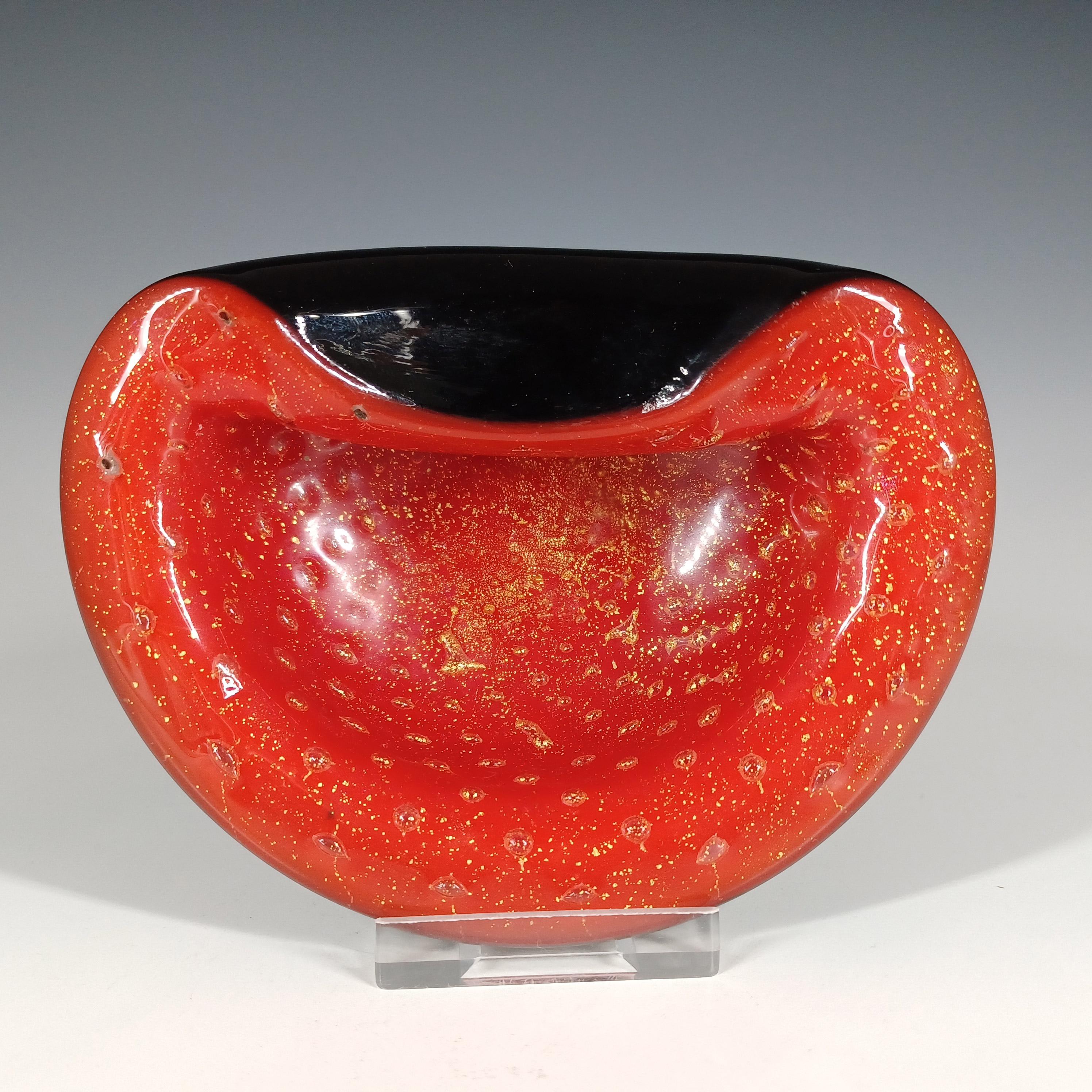 Se trata de un magnífico cuenco veneciano de cristal biomórfico de los años 50/60, fabricado en la isla de Murano, cerca de Venecia, Italia. Probablemente fabricado por Barbini. En una asombrosa combinación de cristal rojo opaco recubierto de