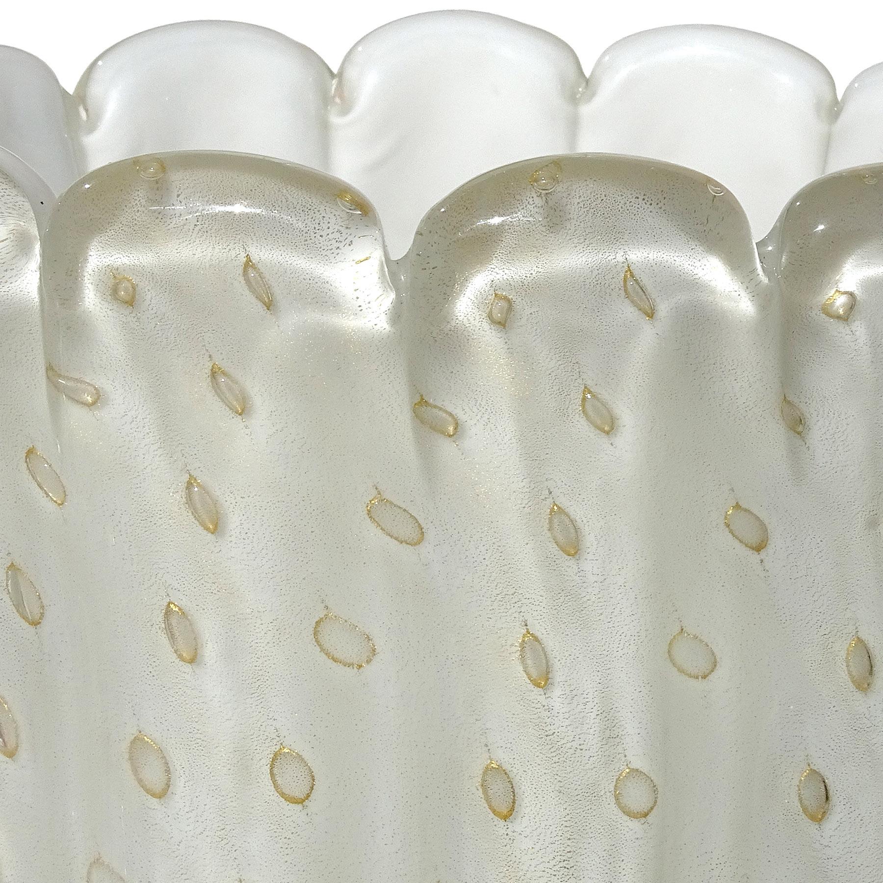 Barbini Murano Vintage White Gold Flecks Bubbles Italian Art Glass Flower Vase In Good Condition In Kissimmee, FL