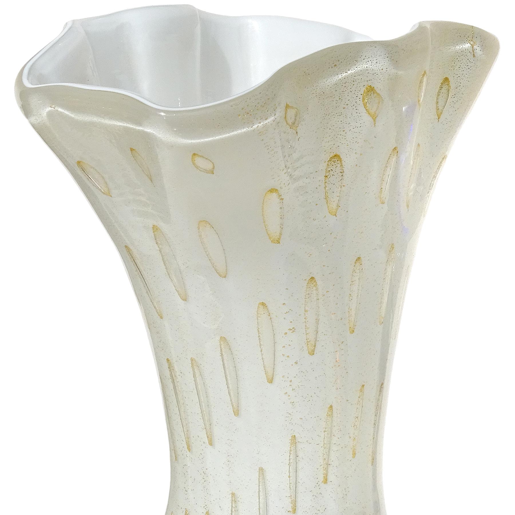 Fait main Barbini Murano Vintage Italian Glass White Gold Flecks Fan Rim Flower Vase en vente