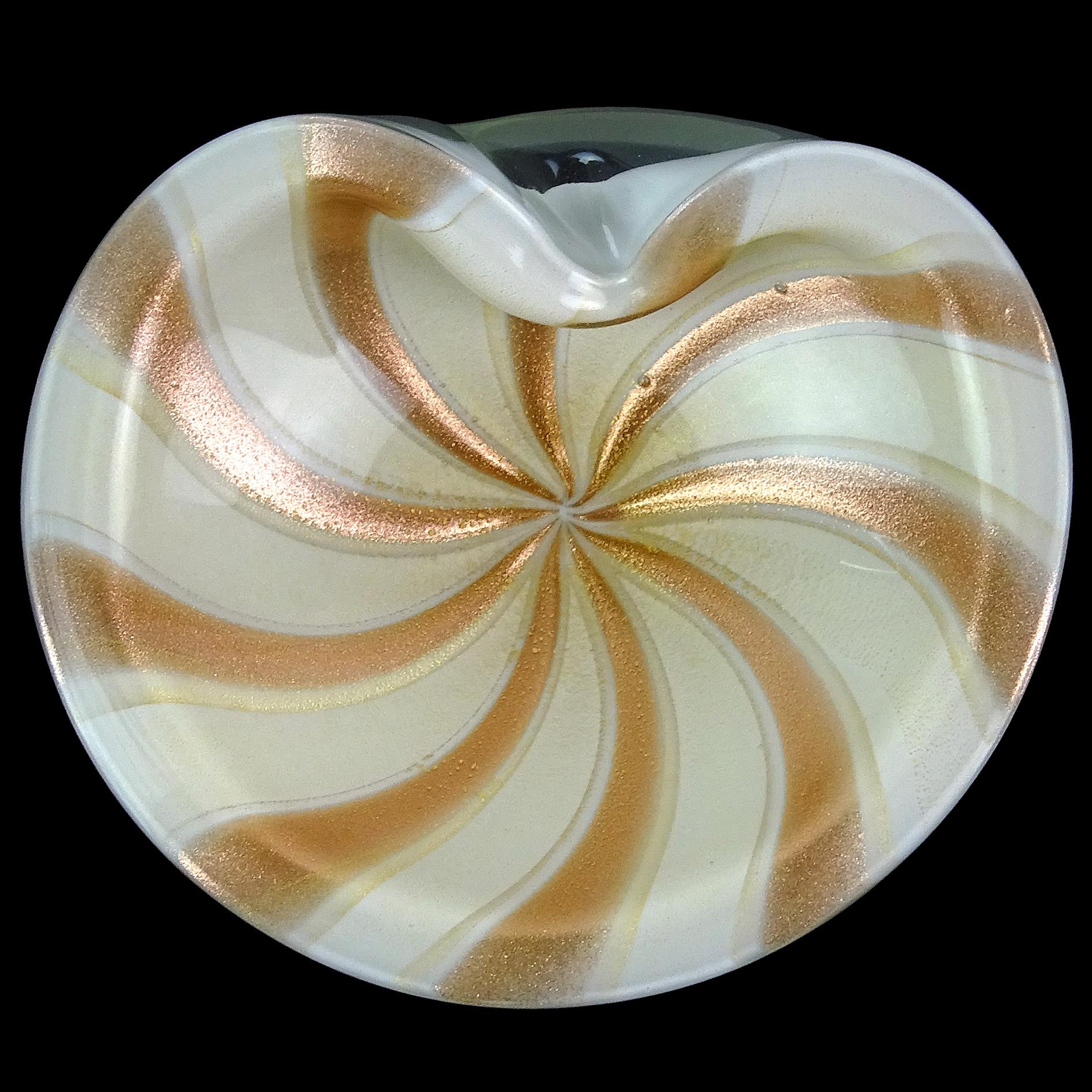 Precioso cuenco vintage de cristal artístico italiano de Murano soplado a mano en blanco, dorado y con motas de aventurina. Documentado al diseñador Alfredo Barbini, hacia 1950-1960. El cuenco tiene un dibujo de rayas de aventurina cobriza brillante