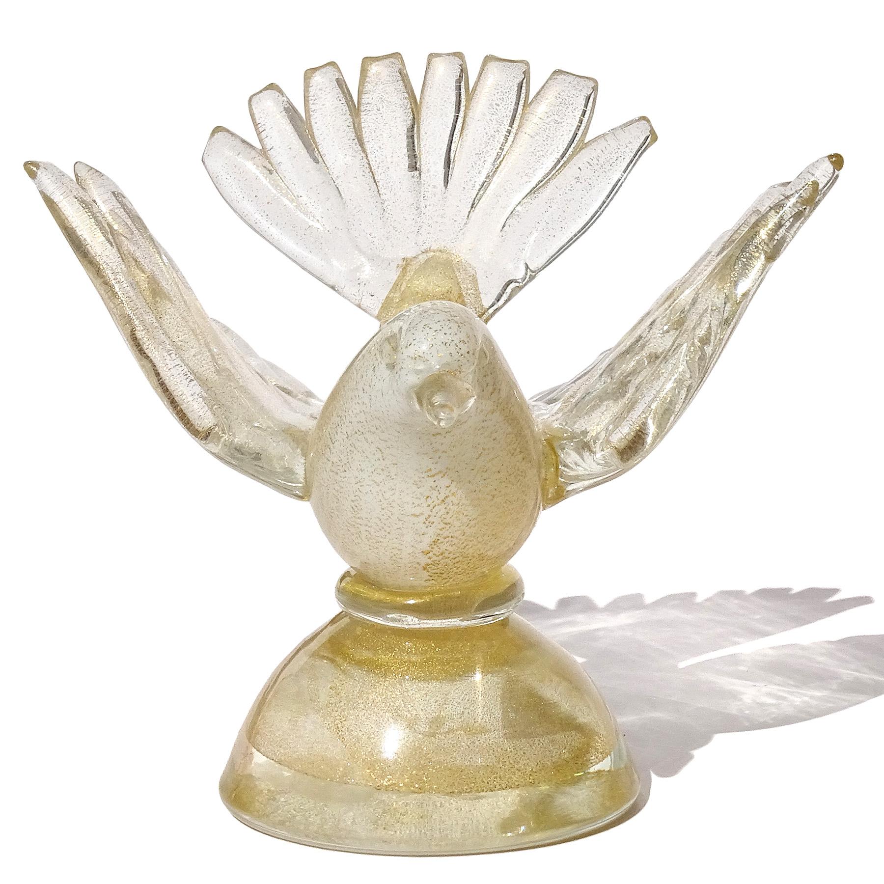 Magnifique figurine d'oiseau sur socle en verre d'art italien soufflé à la main à Murano, blanc et mouchetures d'or, presse-papier. Documenté au designer Alfredo Barbini, vers les années 1950-60. J'en ai possédé d'autres comme celui-ci avec les