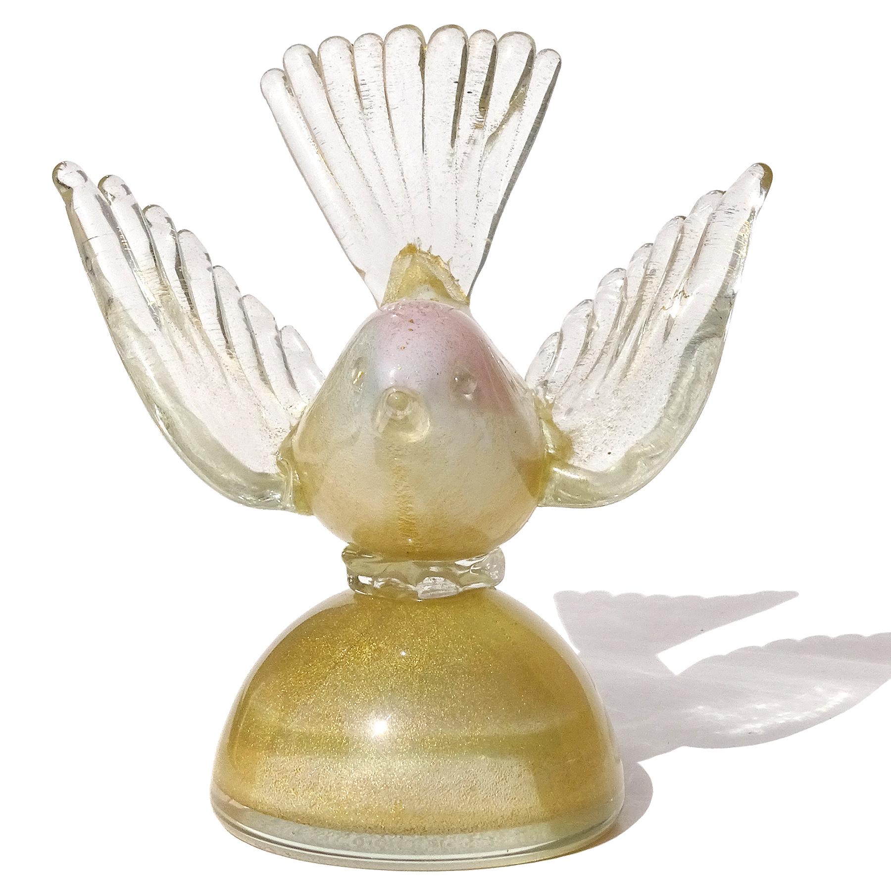 Magnifique figurine d'oiseau sur socle en verre d'art italien de Murano soufflé à la main, blanc, rose et mouchetures d'or, presse-papier. Documenté au designer Alfredo Barbini, vers les années 1950-60. L'oiseau a une tache de couleur rose sur le
