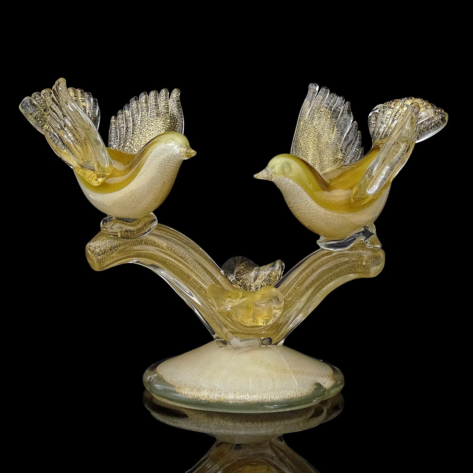 Preciosa escultura vintage de Murano soplada a mano en vidrio artístico italiano con pájaros en rama de color blanco, verde oliva y motas doradas. Documentado al diseñador Alfredo Barbini, hacia la década de 1950. La escultura está publicada en el