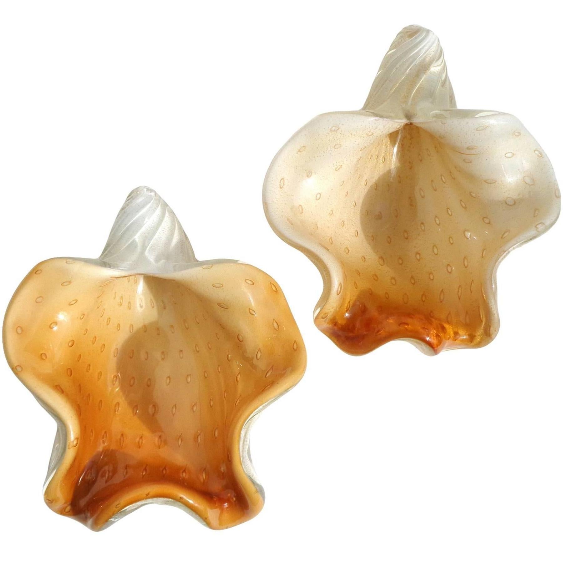 Preis pro Stück (gezeigt wurden 2 Stück). 
Schöne Vintage Murano mundgeblasen dunkelorange, weiß, kontrolliert Blasen und Goldflecken italienische Kunst Glas Muschel skulpturale Schale. Dokumentiert auf Alfredo Barbini, ca. 1950er Jahre, nur eines