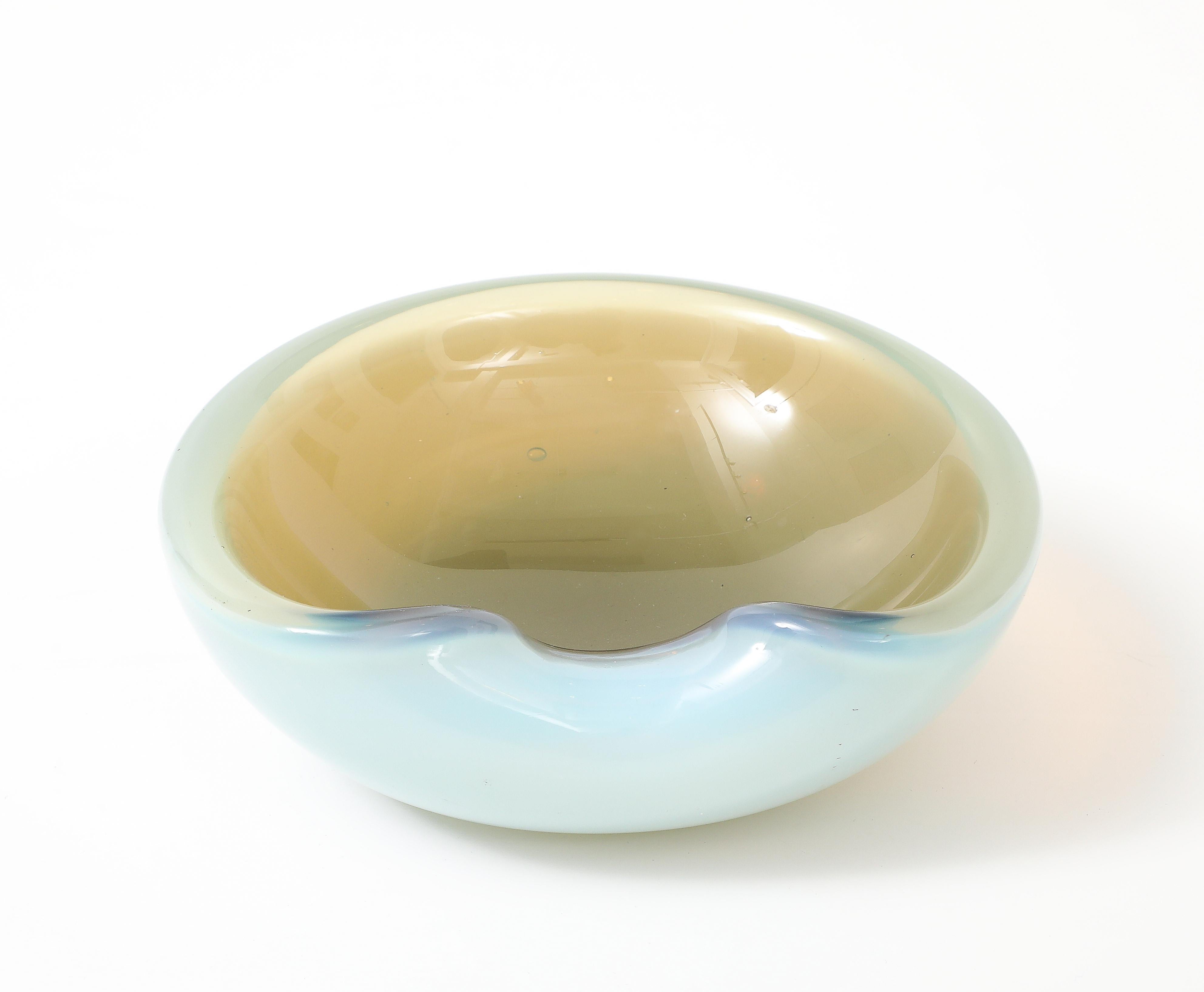 Modernistische Vide Poche aus Murano-Glas mit kontrastierendem beigefarbenem Interieur von Fendi. Hervorragend geeignet als Ringschale oder Schreibtisch-Accessoire.