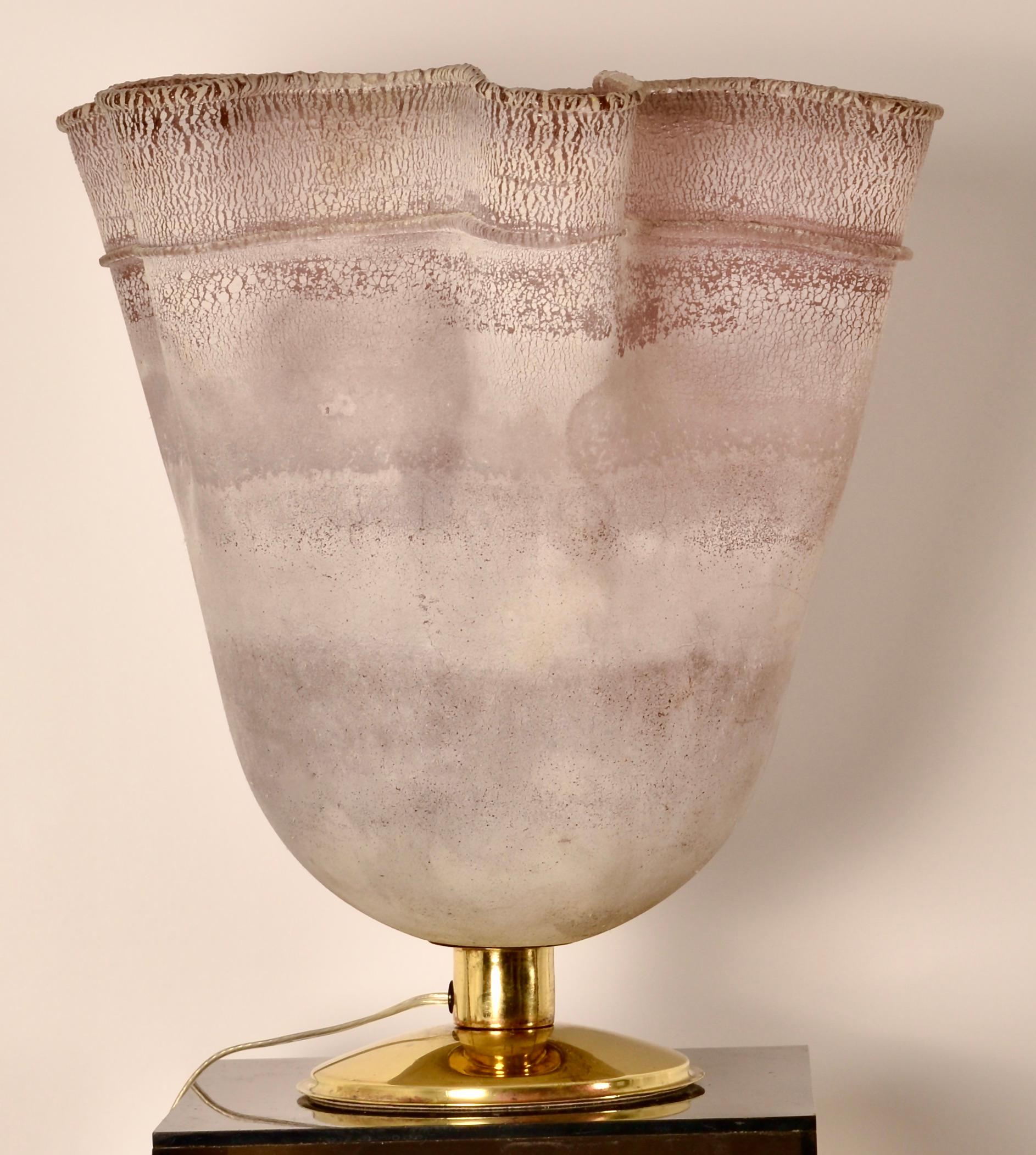 Lampe de table de forme organique inhabituelle en verre soufflé à la main avec une finition en échelle Barbini. Magnifique verre de couleur lilas chaud. Base en laiton poli. Câblage mis à jour. Très bon état.