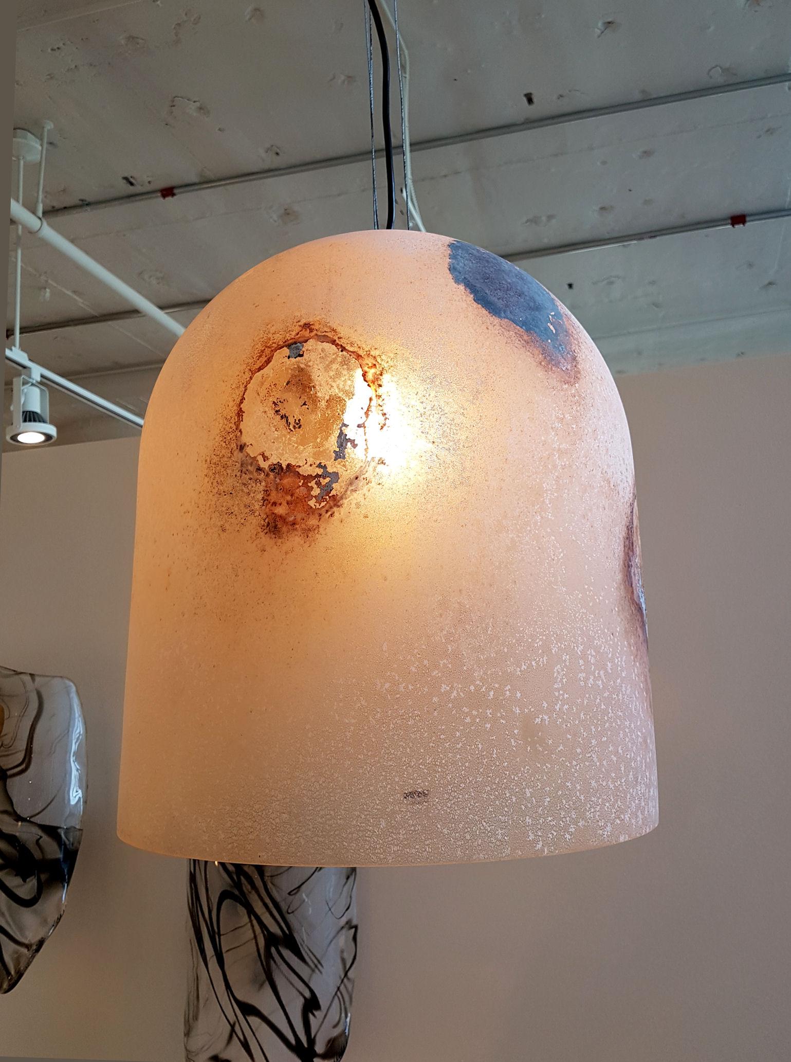 Large Murano glass pendant light, Mid-Century Modern, by Alfredo Barbini, Italy.
Beautiful and unique textured and colored hand blown glass.
Chrome canopy.
Stamped.
Some lack of blue decor: see the pictures. Lowered price.
Designed and produced