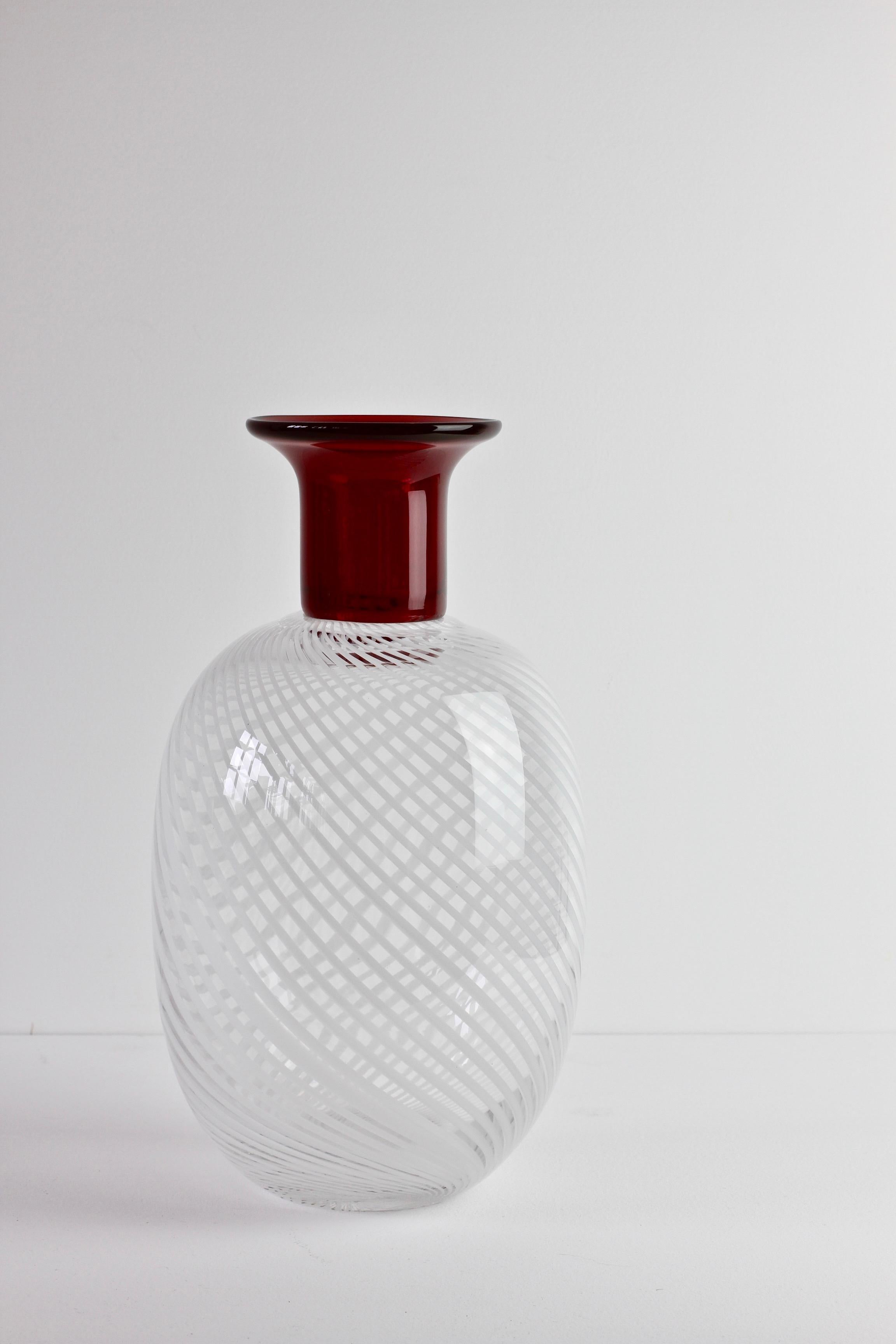 Large vintage Alfredo Barbini style Murano glass vase - featuring red toned / colored incalmo neck and clear glass with white glass inclusions in a spiral form - this piece is very much in the style of Barbini's work for Pauly & Co.

