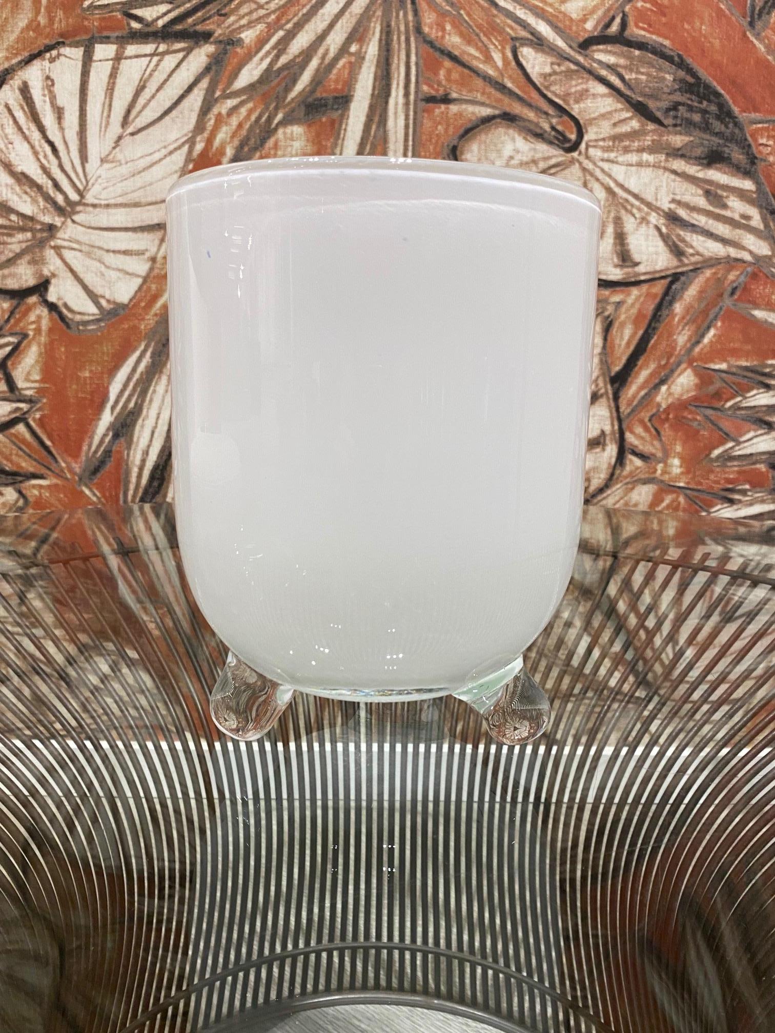 Vase aus weißem mundgeblasenem Glas im Barbini-Stil mit Fuß  im Angebot 2