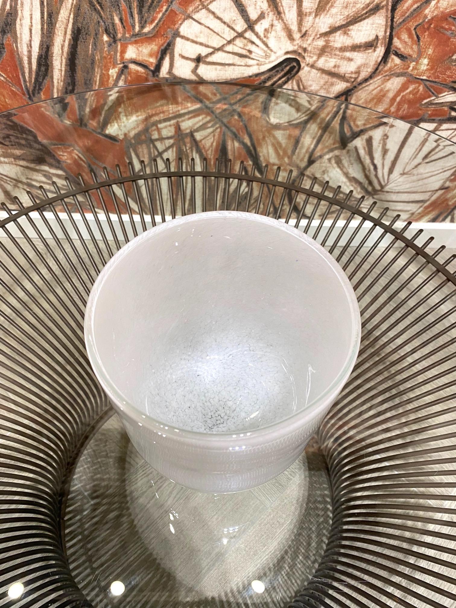 Vase aus weißem mundgeblasenem Glas im Barbini-Stil mit Fuß  im Angebot 3