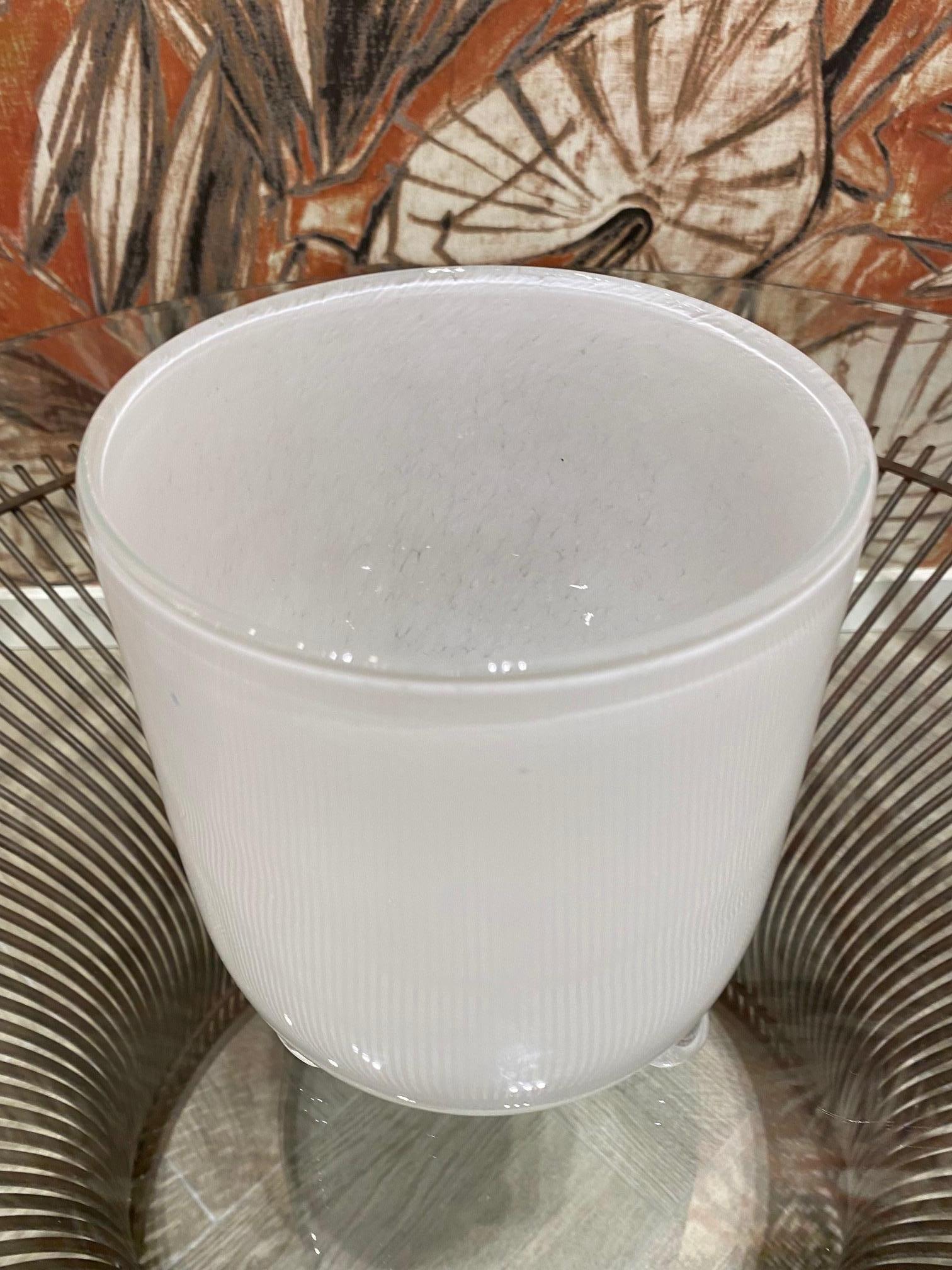 Vase aus weißem mundgeblasenem Glas im Barbini-Stil mit Fuß  im Angebot 4