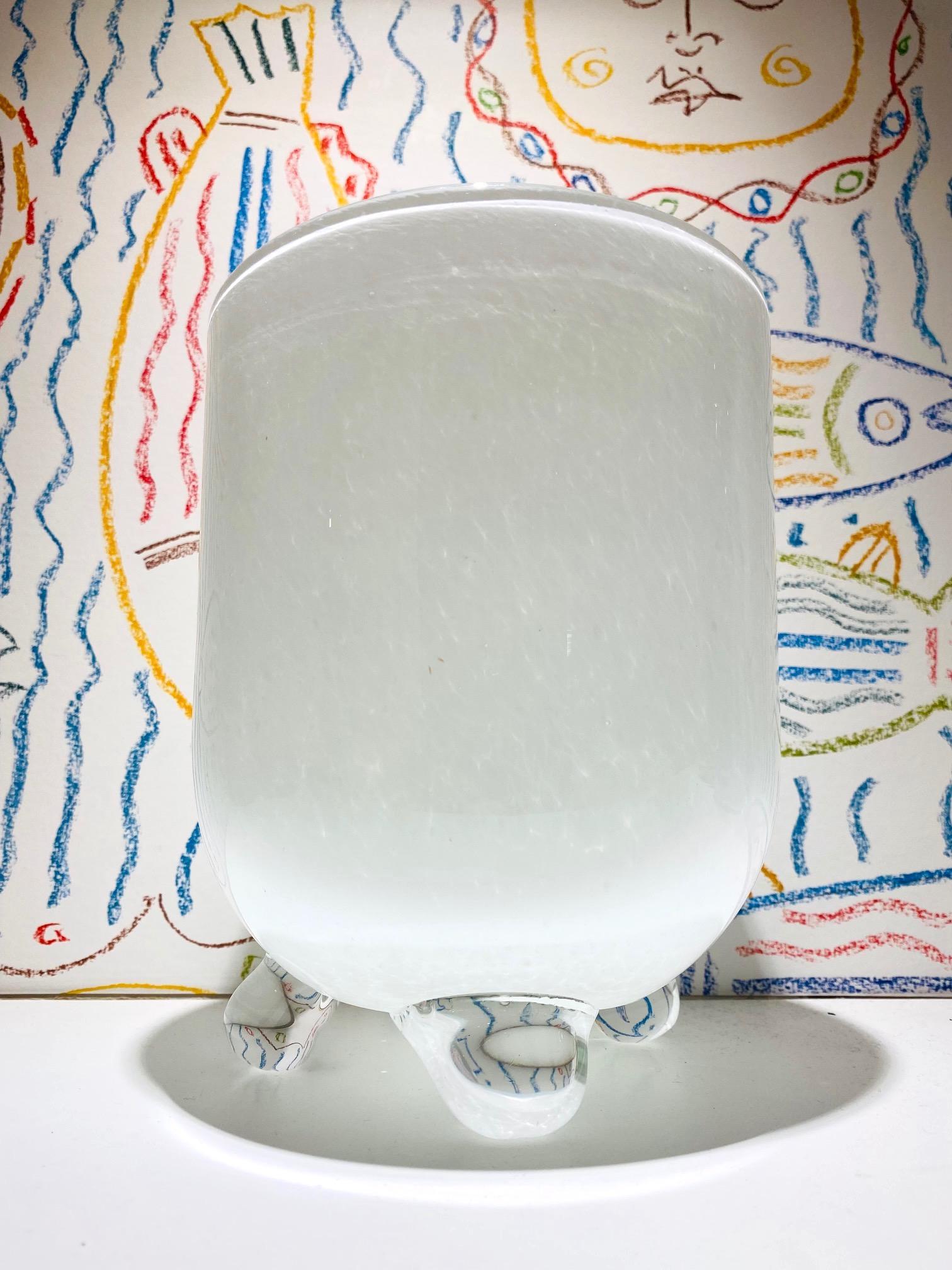 Mid-Century Modern Vase en verre soufflé blanc de style Barbini avec base sur pied  en vente