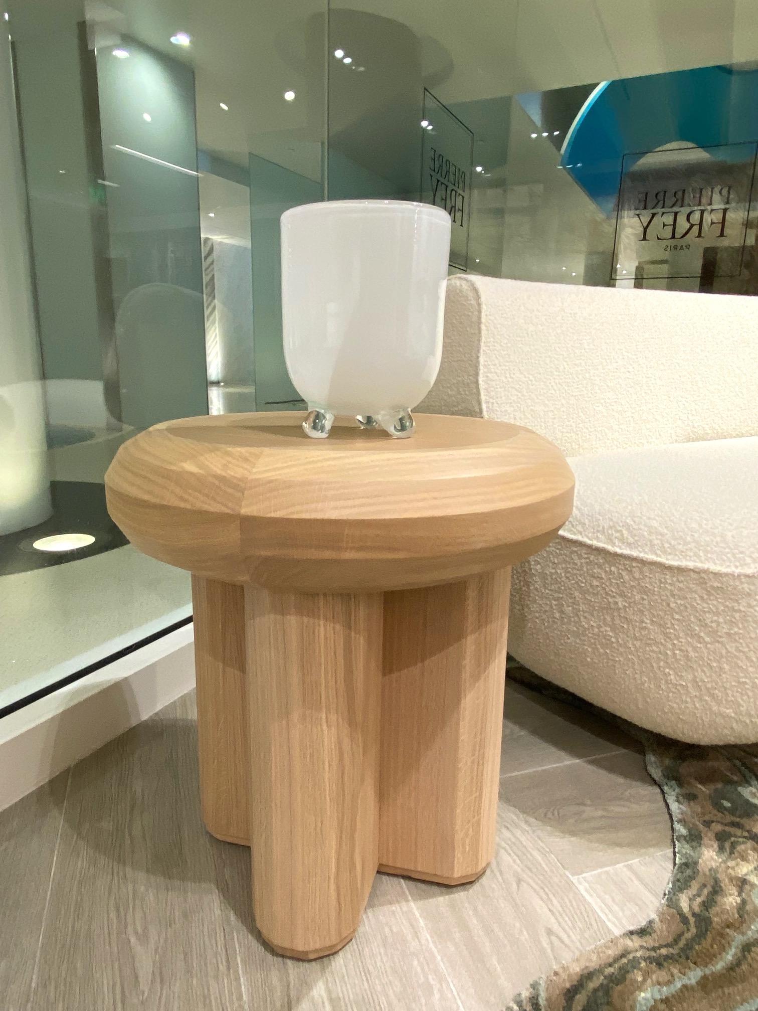 Vase aus weißem mundgeblasenem Glas im Barbini-Stil mit Fuß  (Handgefertigt) im Angebot