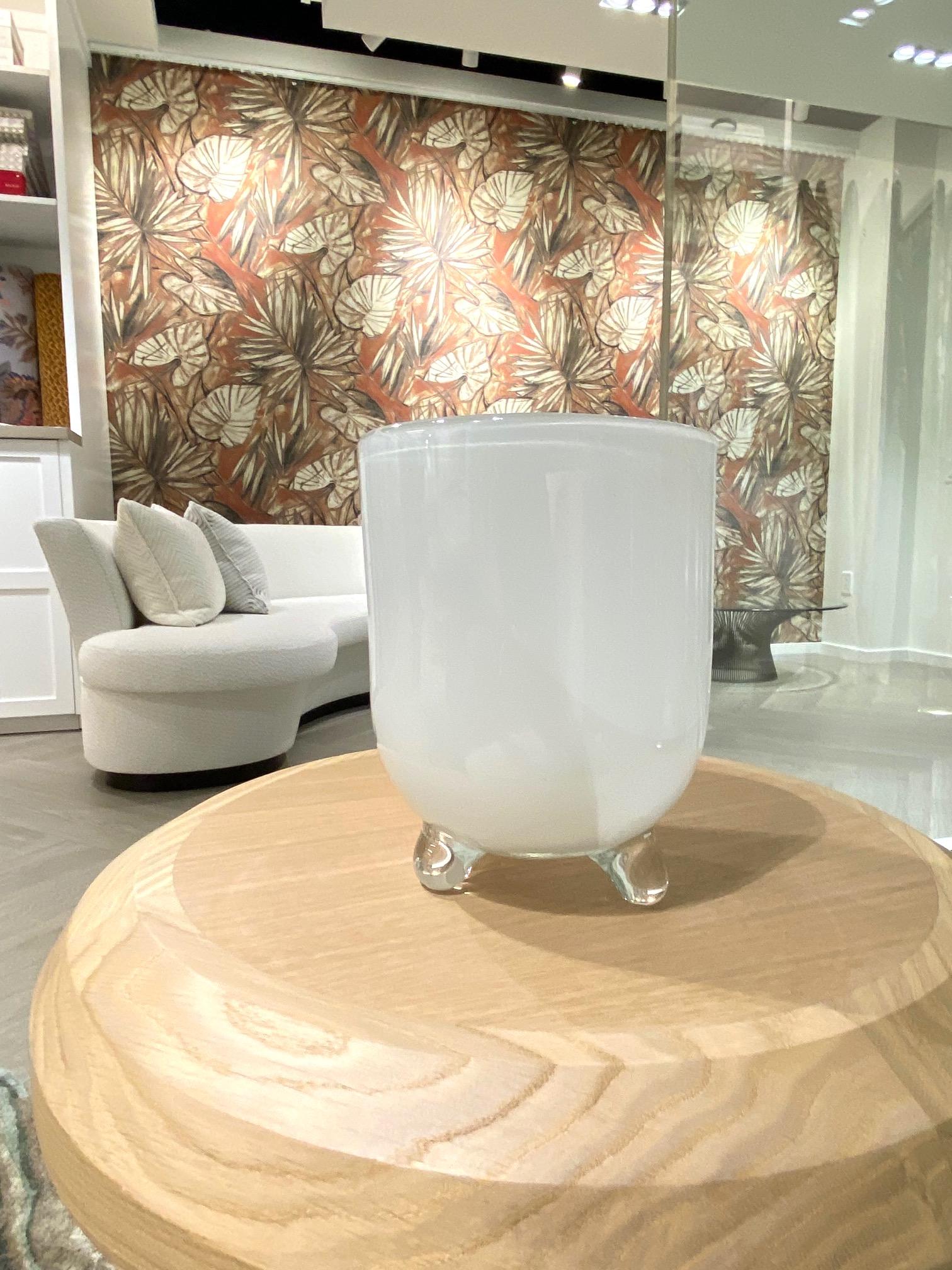 Vase aus weißem mundgeblasenem Glas im Barbini-Stil mit Fuß  (Geblasenes Glas) im Angebot