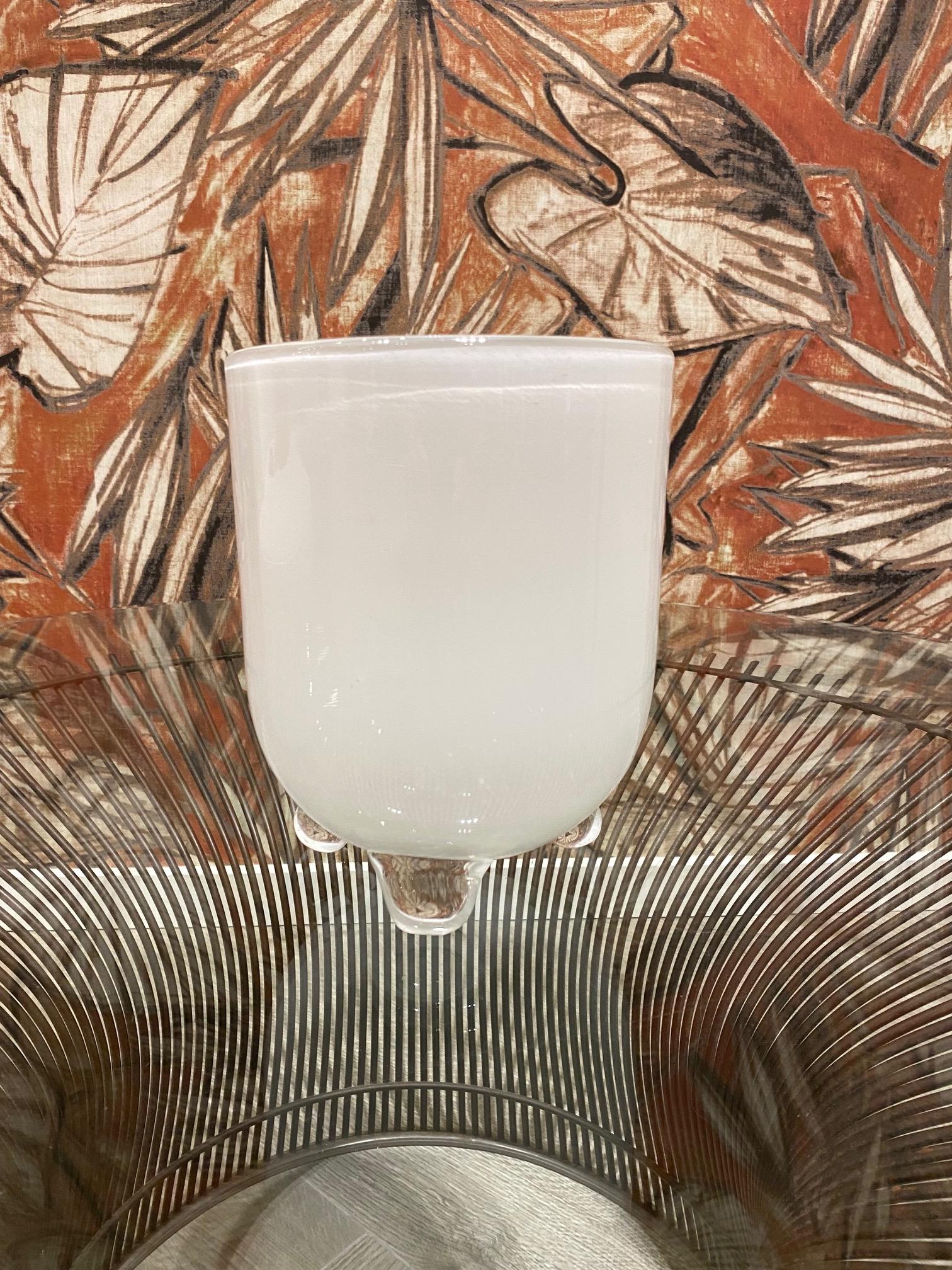 Vase en verre soufflé blanc de style Barbini avec base sur pied  en vente 1