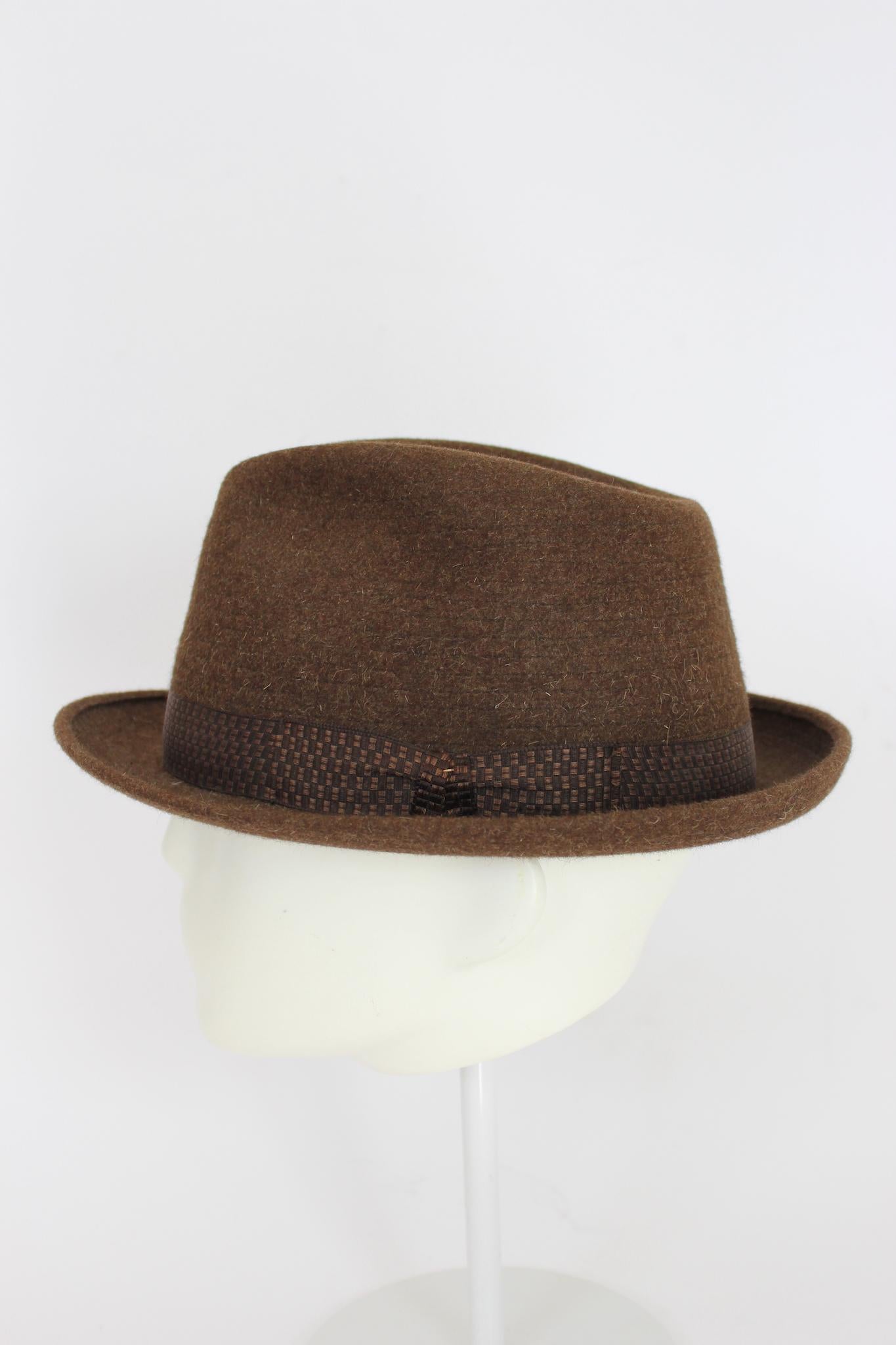 Vintage 80s Barbisio hat. Brown wool fedora, around the hat there is a brown checked band. Made in Italy.

Size: 58

Circumference: 58 cm
Height: 14 cm