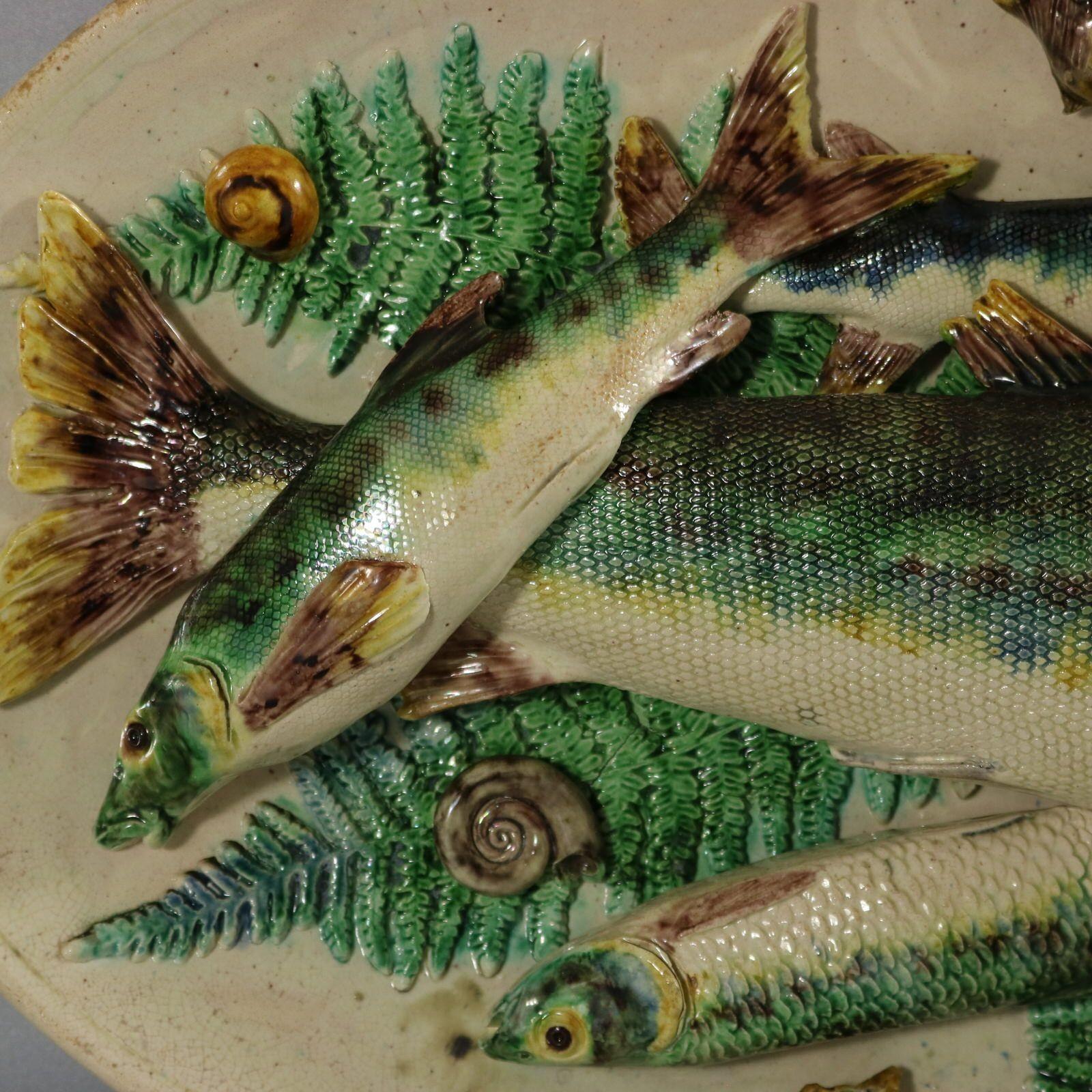 Victorien Plat en majolique Palissy français avec poisson de Barbizet en vente