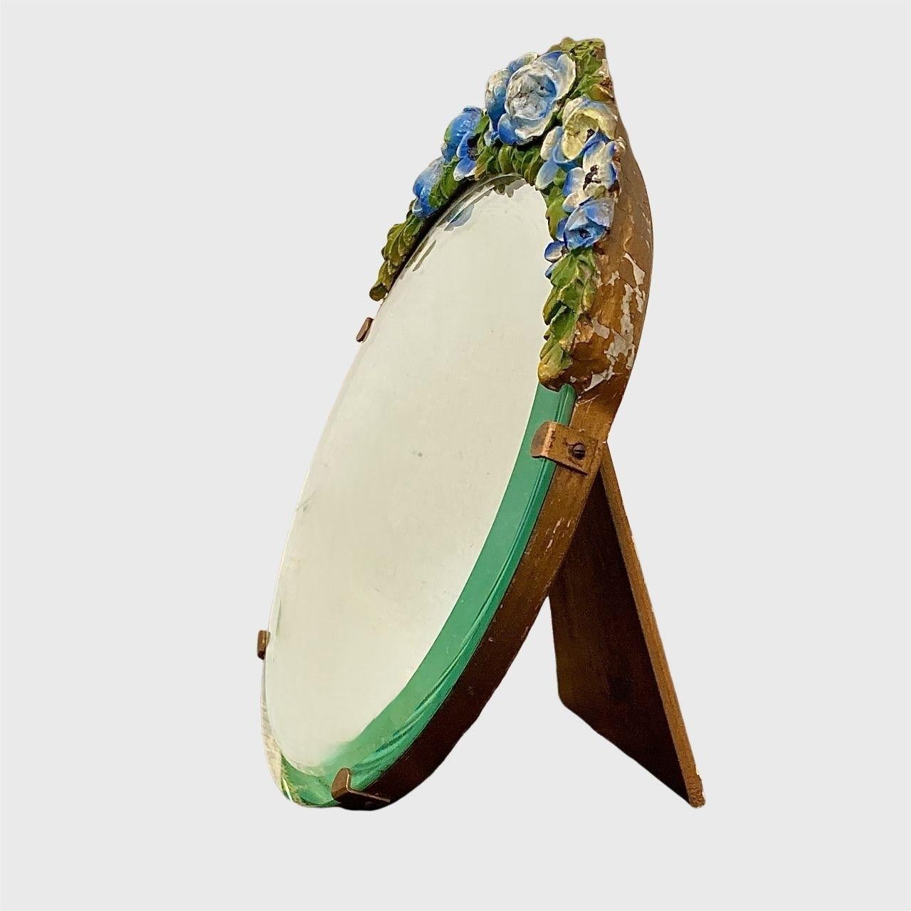 Britannique Miroir Barbola avec bord biseauté et motif guirlande de fleurs bleues en vente